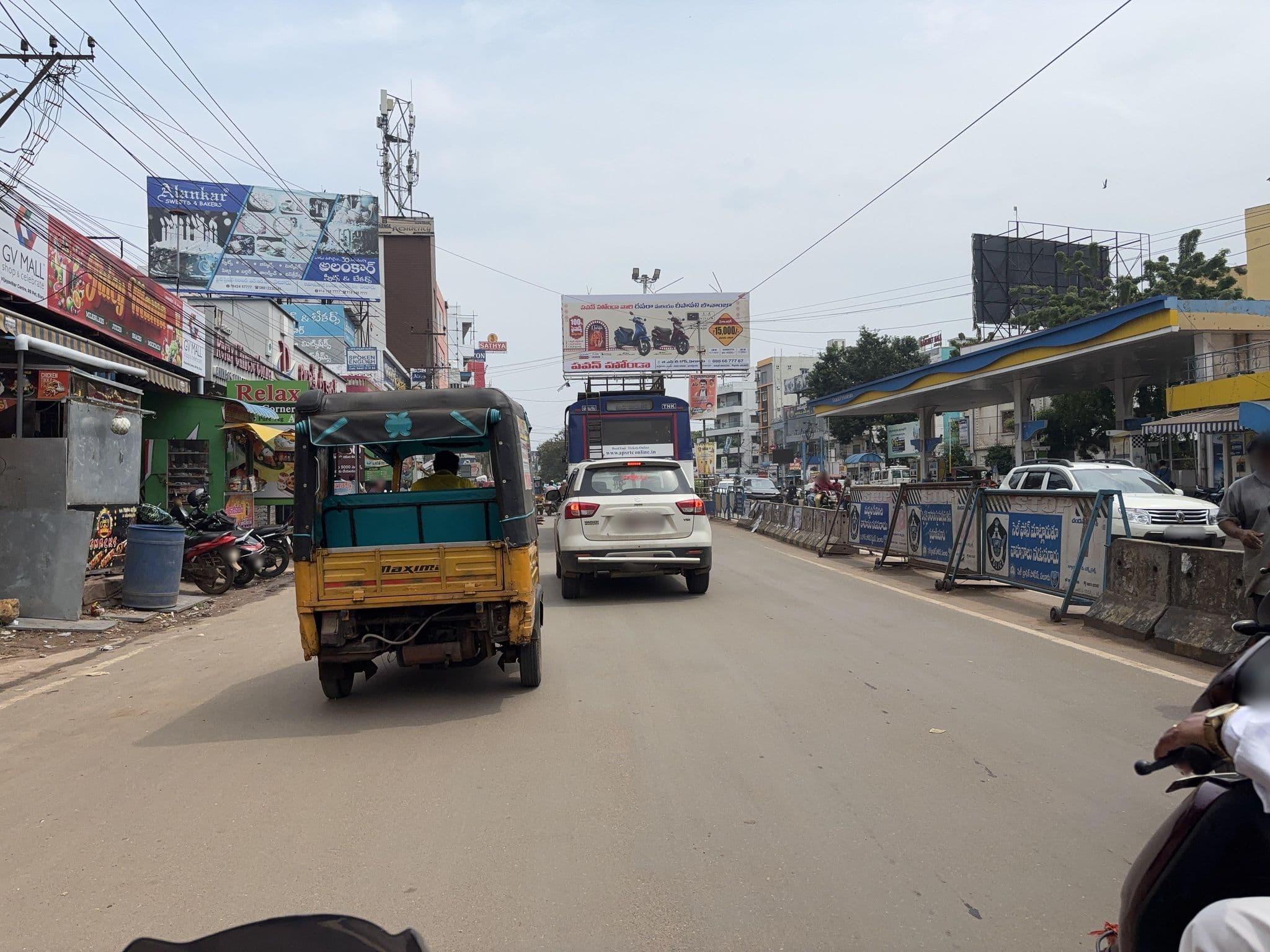 Street view near J K Palace Lodge, Eluru — © Tandavasiva (CC BY-SA · Mapillary)