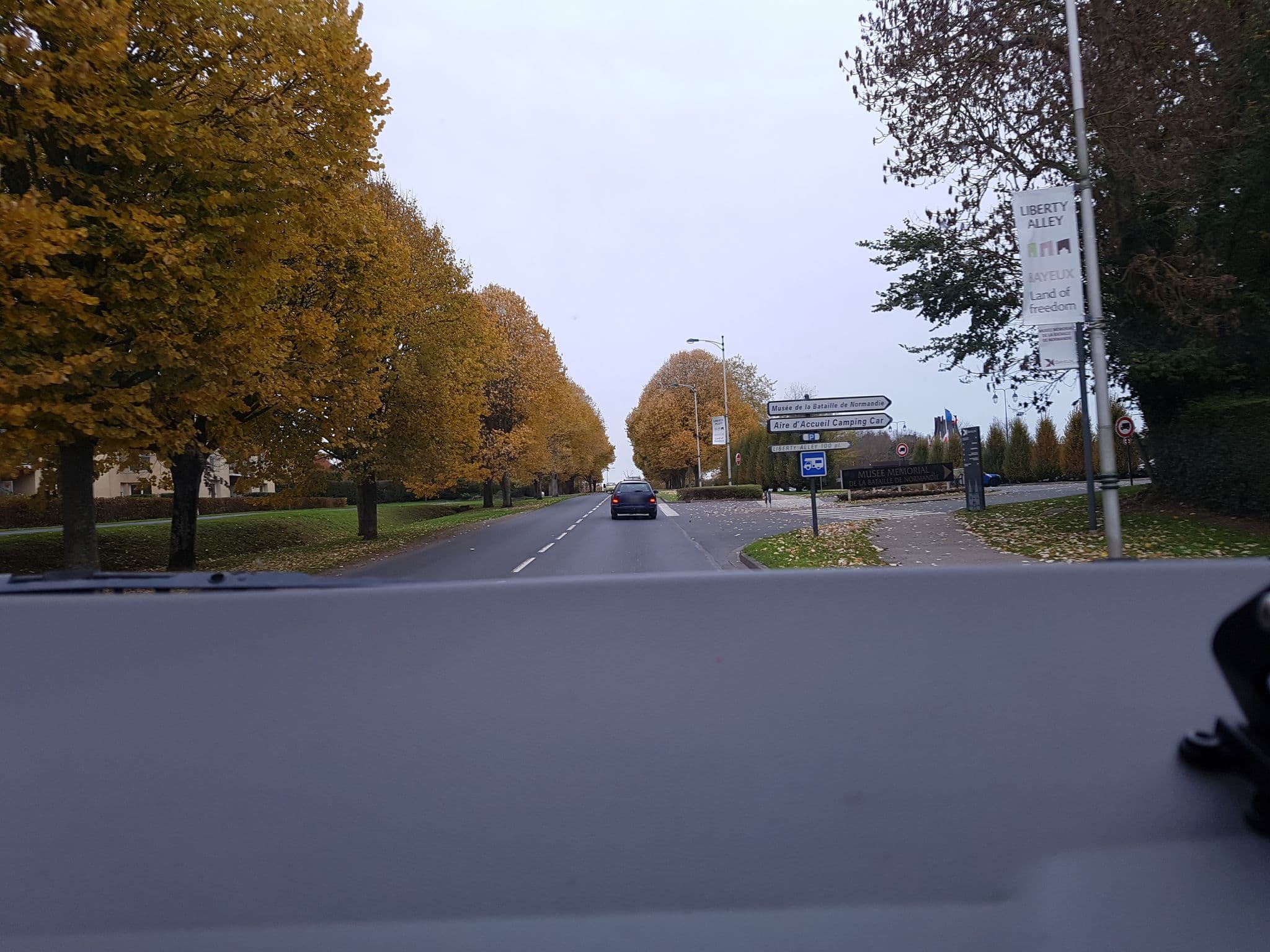 Street view near Parking du Musée Mémorial de la Bataille de Normandie, Bayeux — © bernardvoyageur (CC BY-SA · Mapillary)