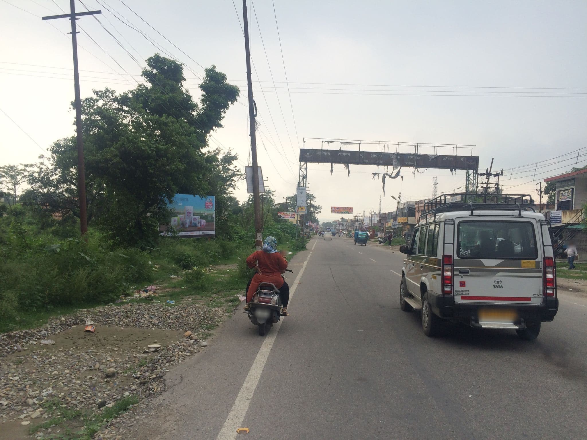 Street view near Hotel Laxmanjhula Residency, Birbhaddar — © shailajashah (CC BY-SA · Mapillary)