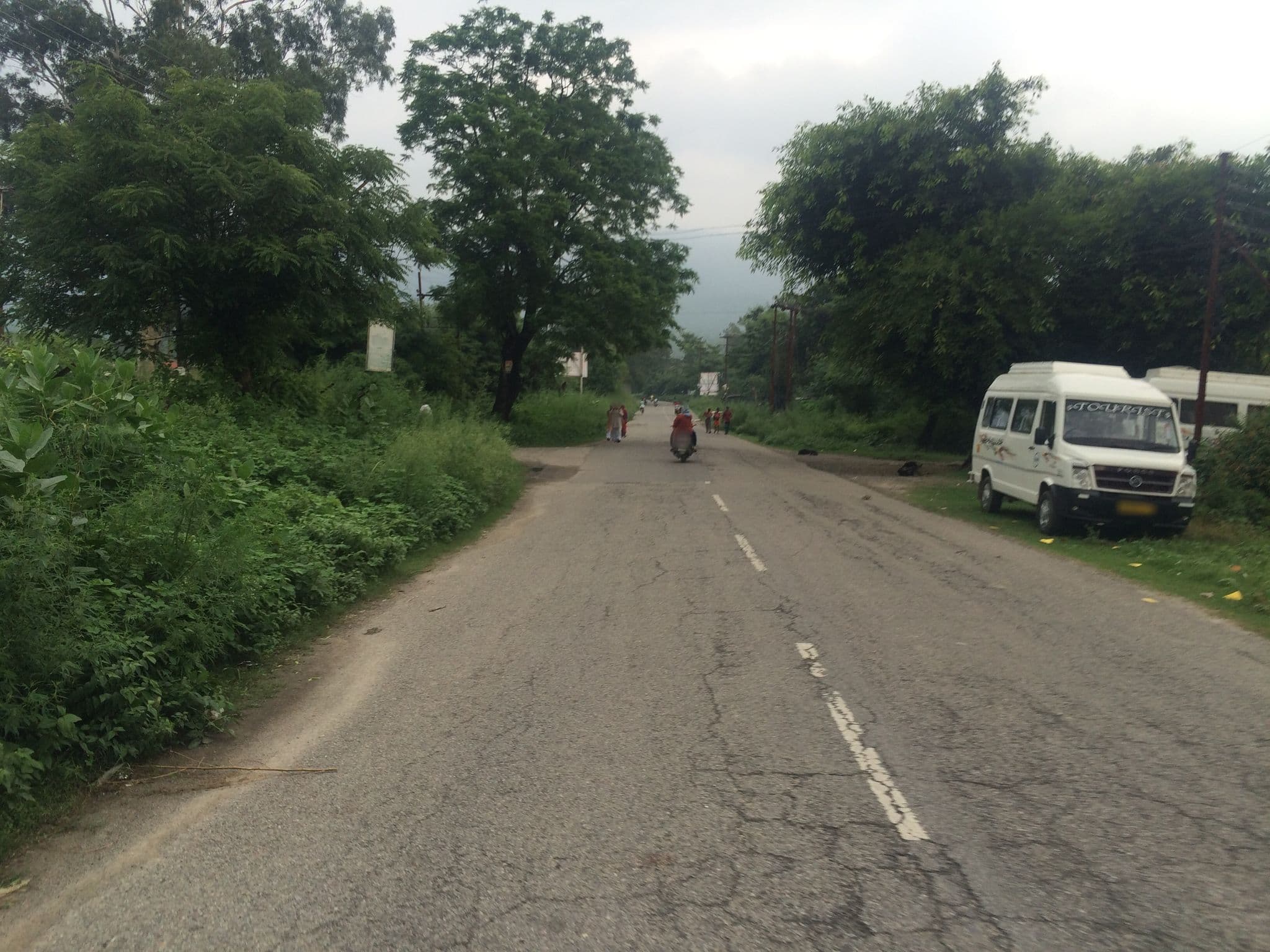 Street view near Hotel Kailash Ganga, Birbhaddar — © shailajashah (CC BY-SA · Mapillary)