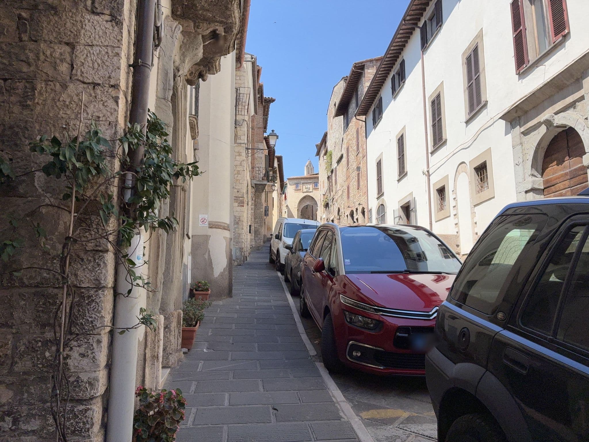 Street view near Fawlty Towers Guest House, Todi — © panbauletto (CC BY-SA · Mapillary)