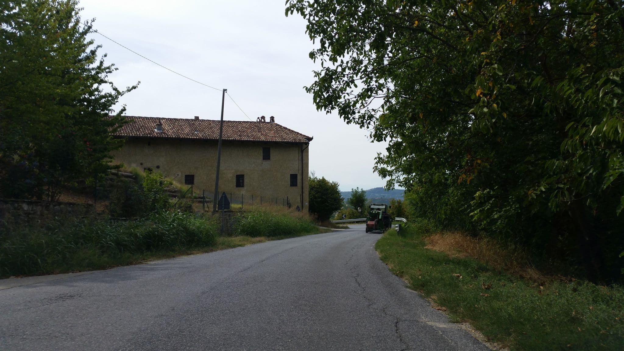 Street view near Poggio dei Farinetti, Grinzane Cavour — © it_s_so_funny (CC BY-SA · Mapillary)