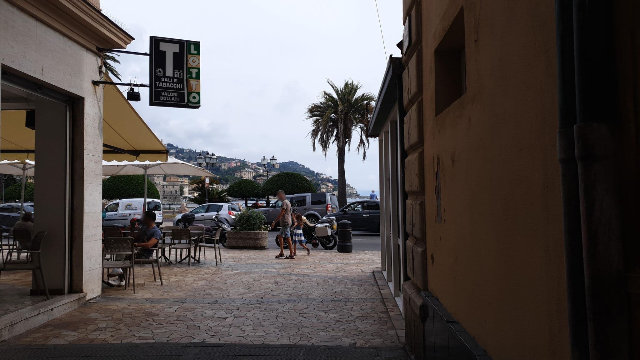 Street view near Albergo Rosabianca, Rapallo — © jopparn (CC BY-SA · Mapillary)