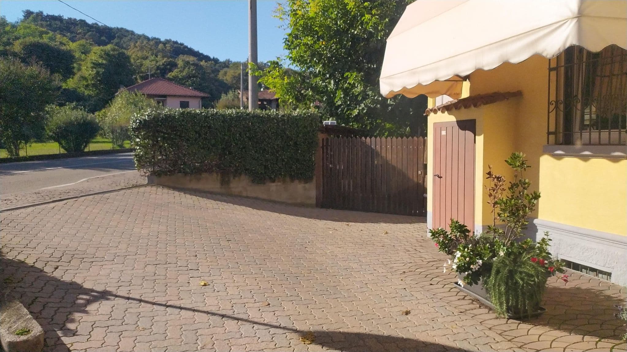 Street view near B&B Blu Resort Ranco, Angera — © cicooz (CC BY-SA · Mapillary)