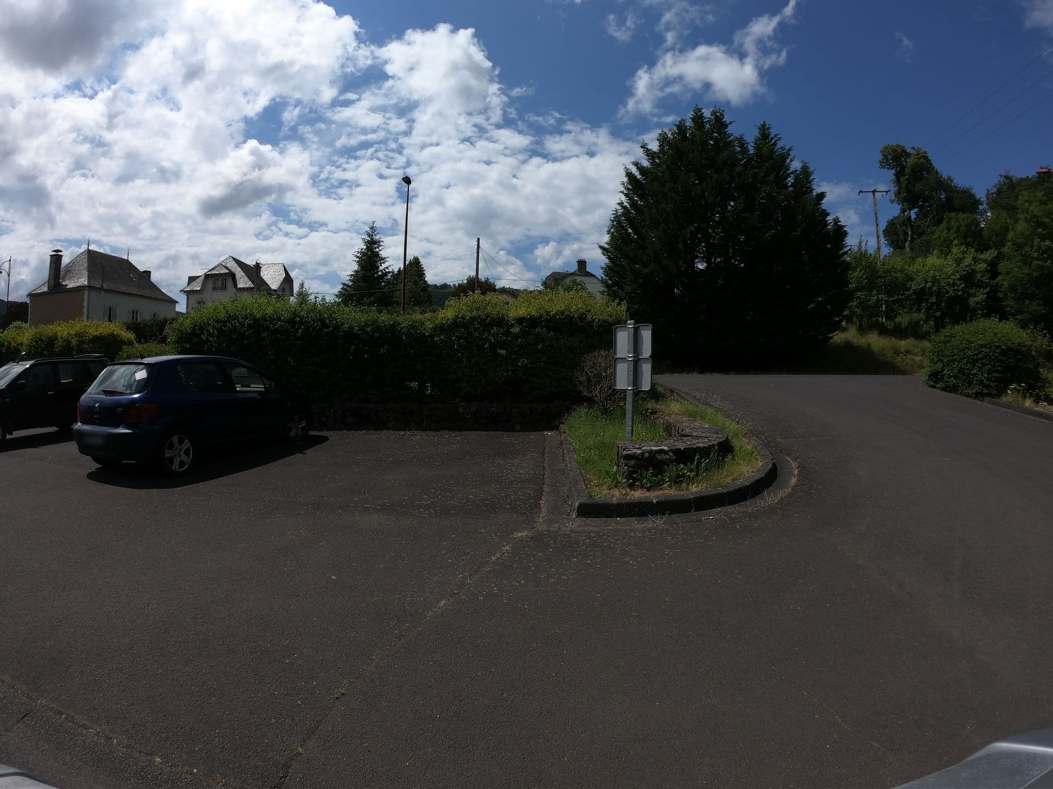 Street view near Aire de service Condat en Feniers, Condat — © joostjakob (CC BY-SA · Mapillary)