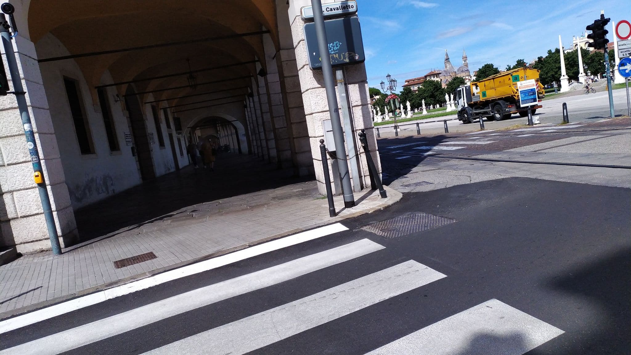 Street view near Circolo Ufficiali, Padua — © mircozorzo (CC BY-SA · Mapillary)