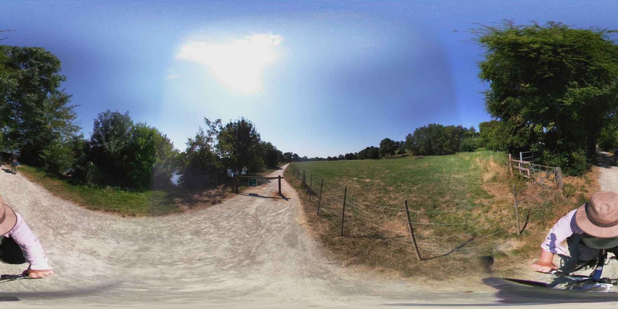 Street view near Aire de bivouac, Grez-Neuville — © geovelo (CC BY-SA · Mapillary)
