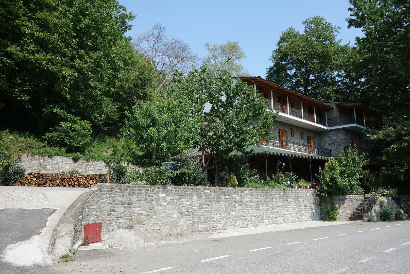 Street view near Kolaoi, Gjinkar — © malenki (CC BY-SA · Mapillary)