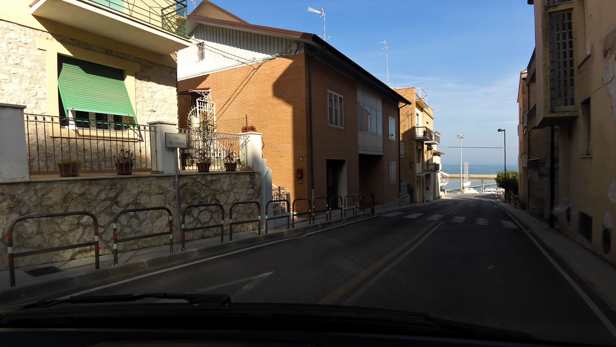 Street view near N21- Numana, cielo-terra lungo la celebre Costarella, Numana — © czmrtn (CC BY-SA · Mapillary)