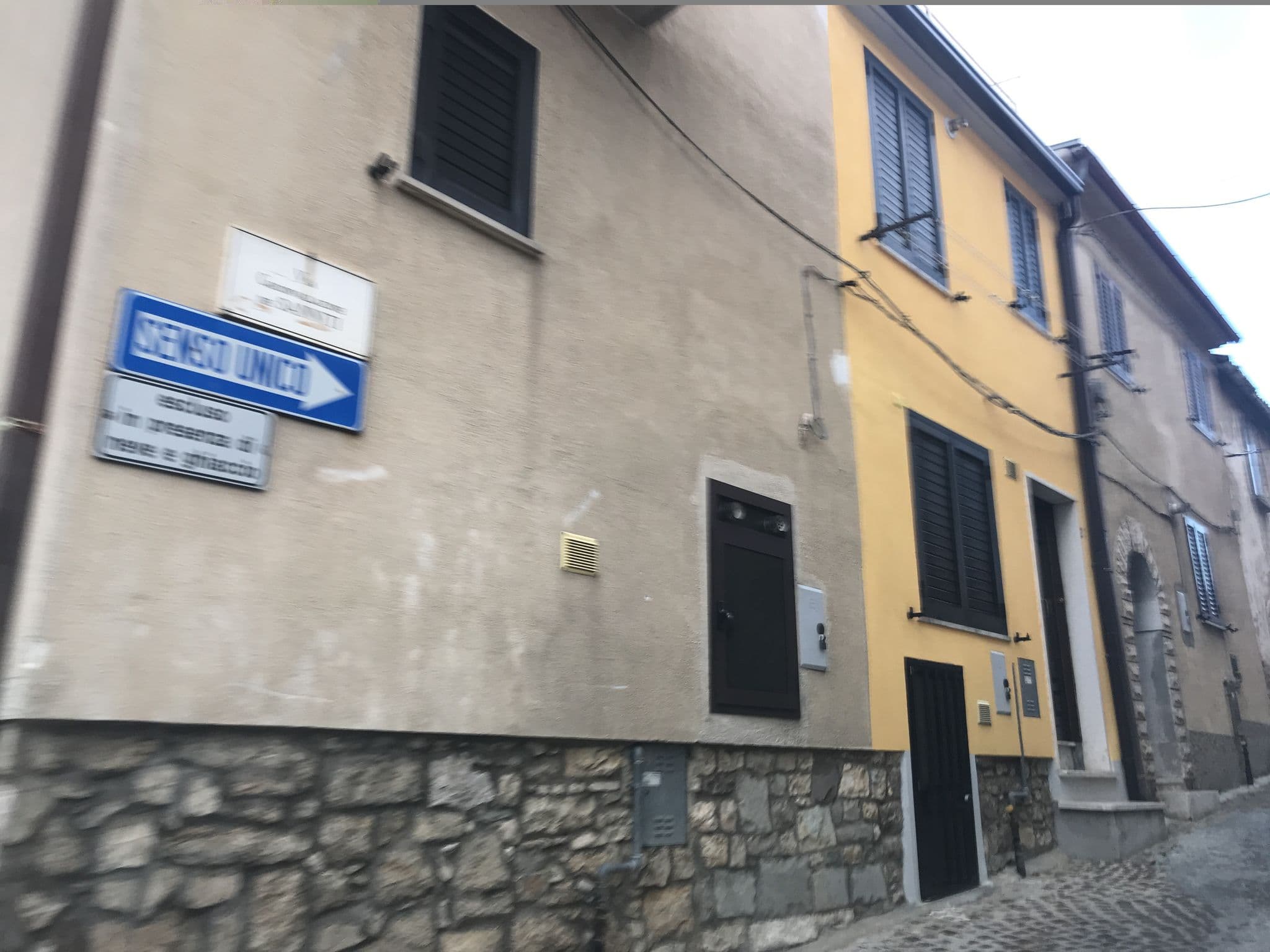 Street view near Il Giardino dei Gelsi, Frosolone — © v_damico (CC BY-SA · Mapillary)