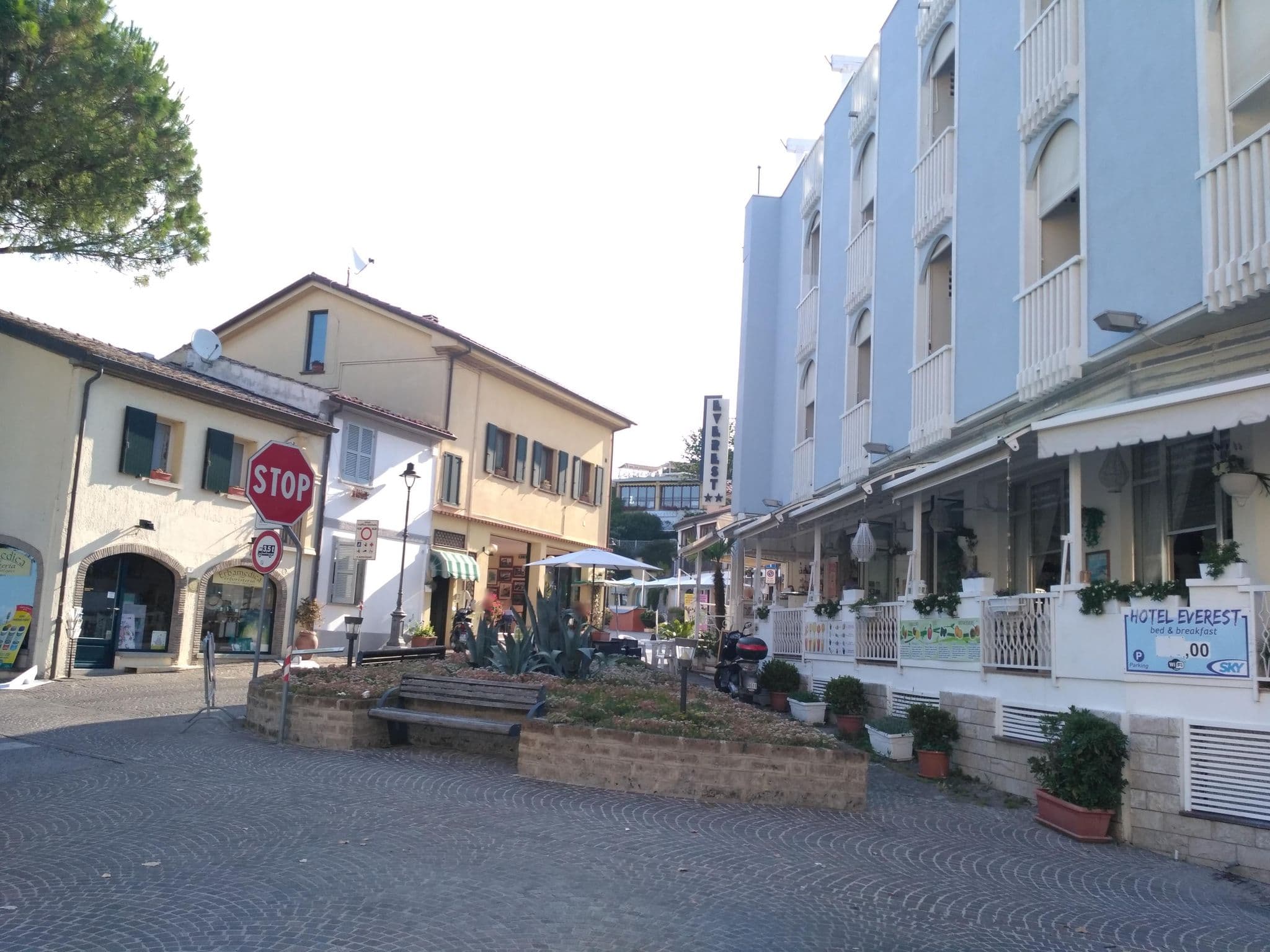 Street view near B&B Everest Bar Ristorantino, Gabicce Mare — © folini (CC BY-SA · Mapillary)