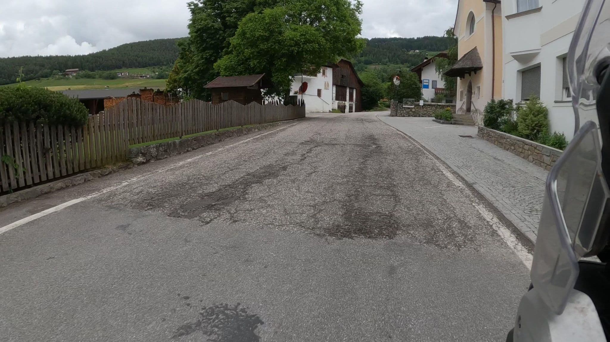 Street view near Albergo Rauchegger, Rodengo - Rodeneck — © crami (CC BY-SA · Mapillary)