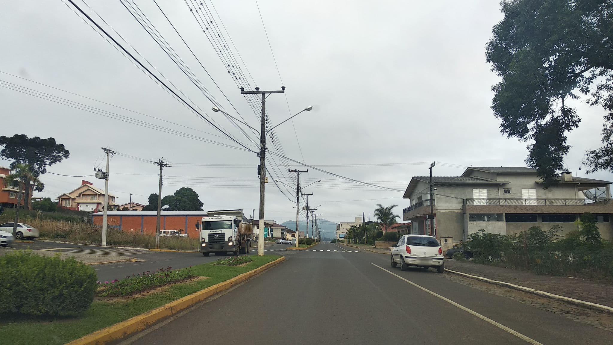 Street view near Hotel Sovrani, Iomerê — © thiagoboesing (CC BY-SA · Mapillary)