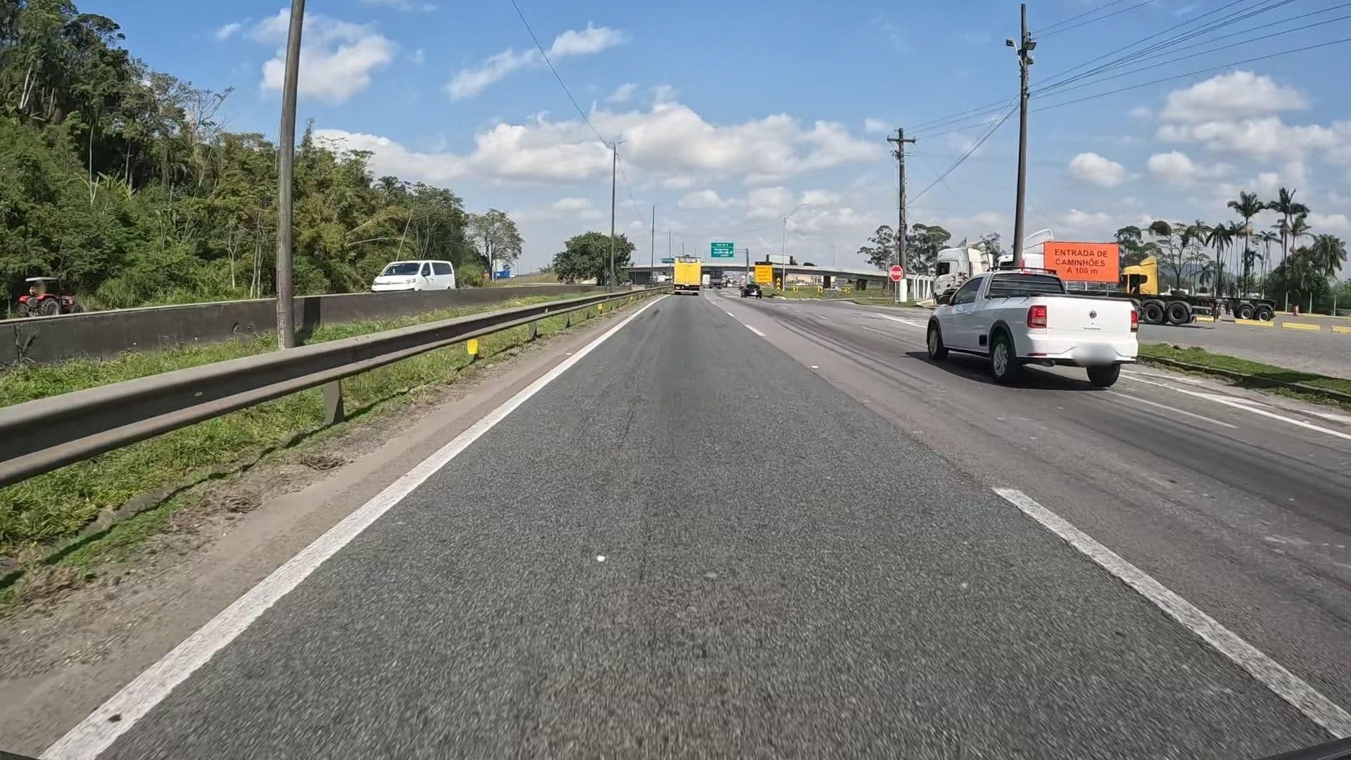 Street view near Br Suites Hotel, Navegantes — © HOUER (CC BY-SA · Mapillary)