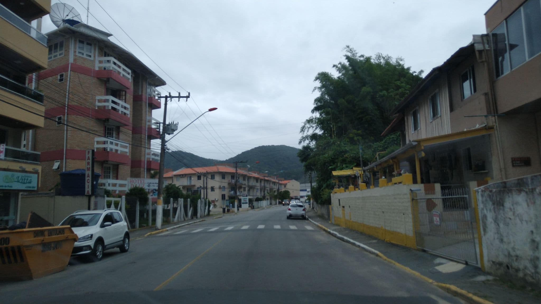 Street view near D'Luz Hotel, Itapema — © diegokrein (CC BY-SA · Mapillary)