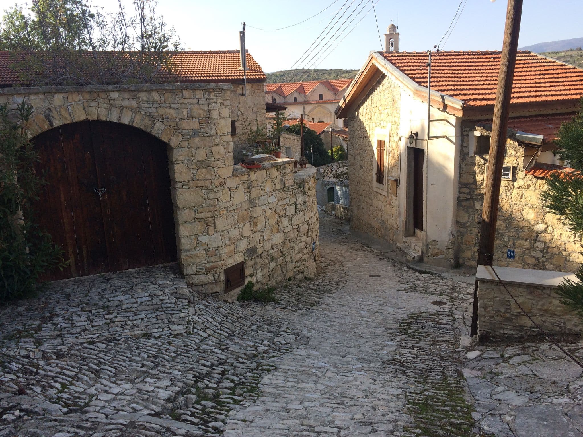 Street view near Komi Lofou House, Páchna — © boeboe (CC BY-SA · Mapillary)