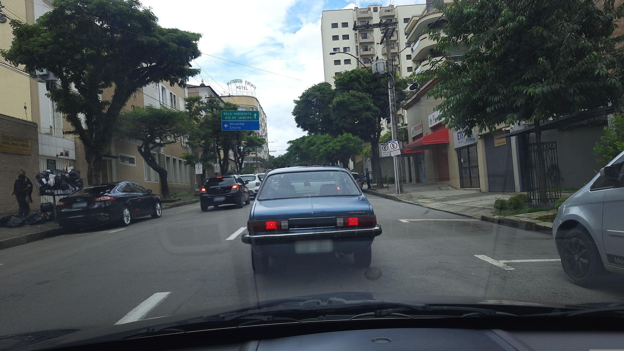 Street view near Fantozzi Hotel, Poços de Caldas — © alemenezes (CC BY-SA · Mapillary)