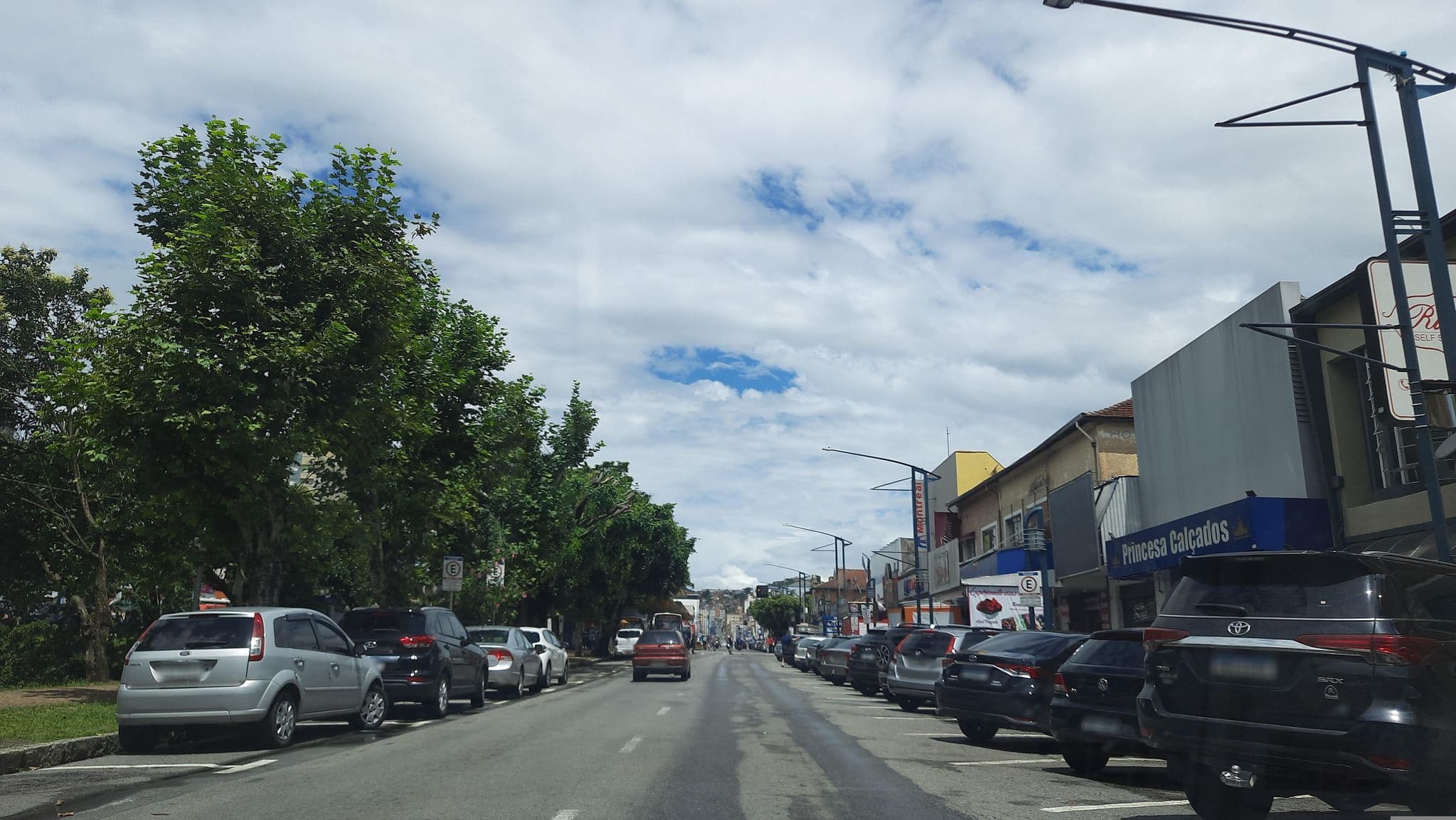 Street view near Dan Inn Express, Poços de Caldas — © alemenezes (CC BY-SA · Mapillary)