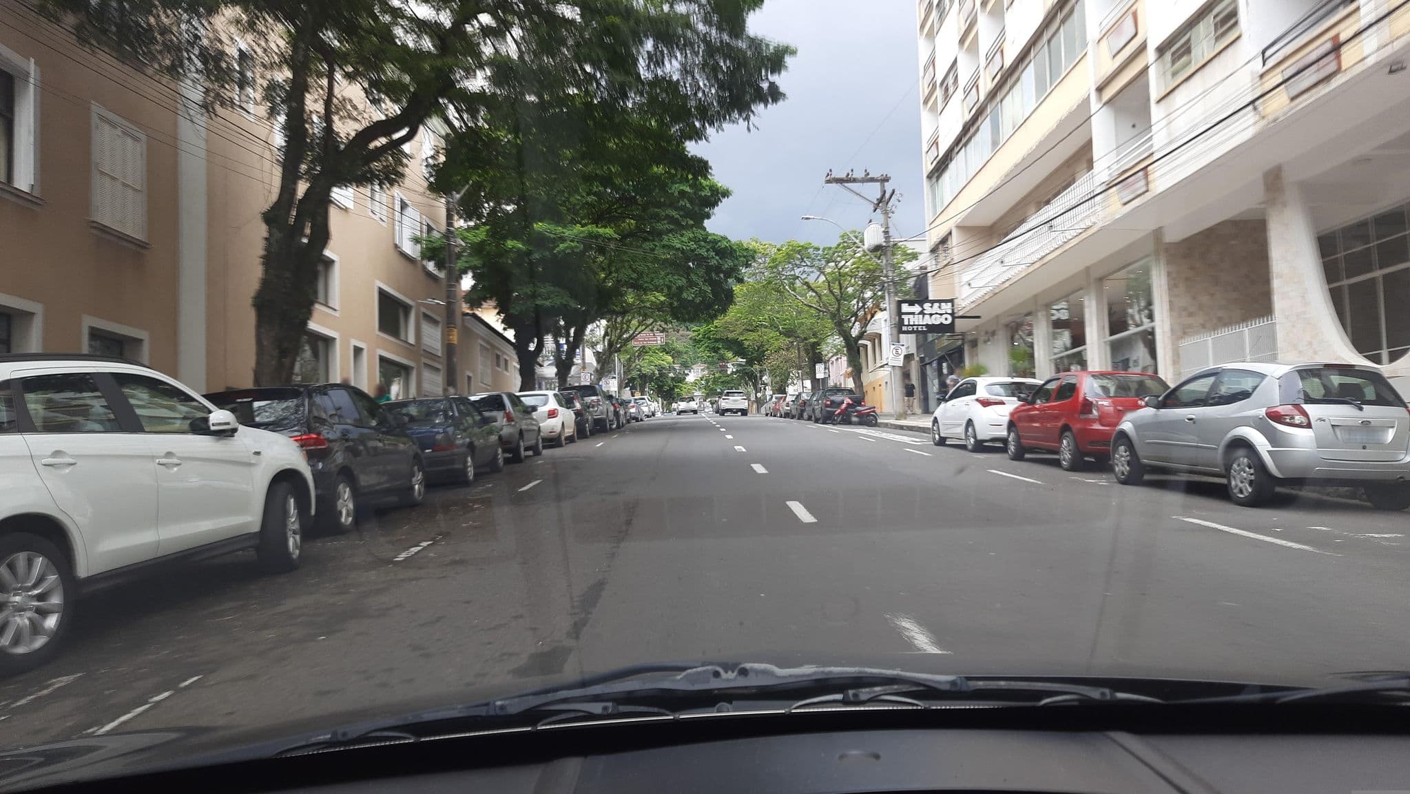 Street view near Hotel Alvorada, Poços de Caldas — © alemenezes (CC BY-SA · Mapillary)