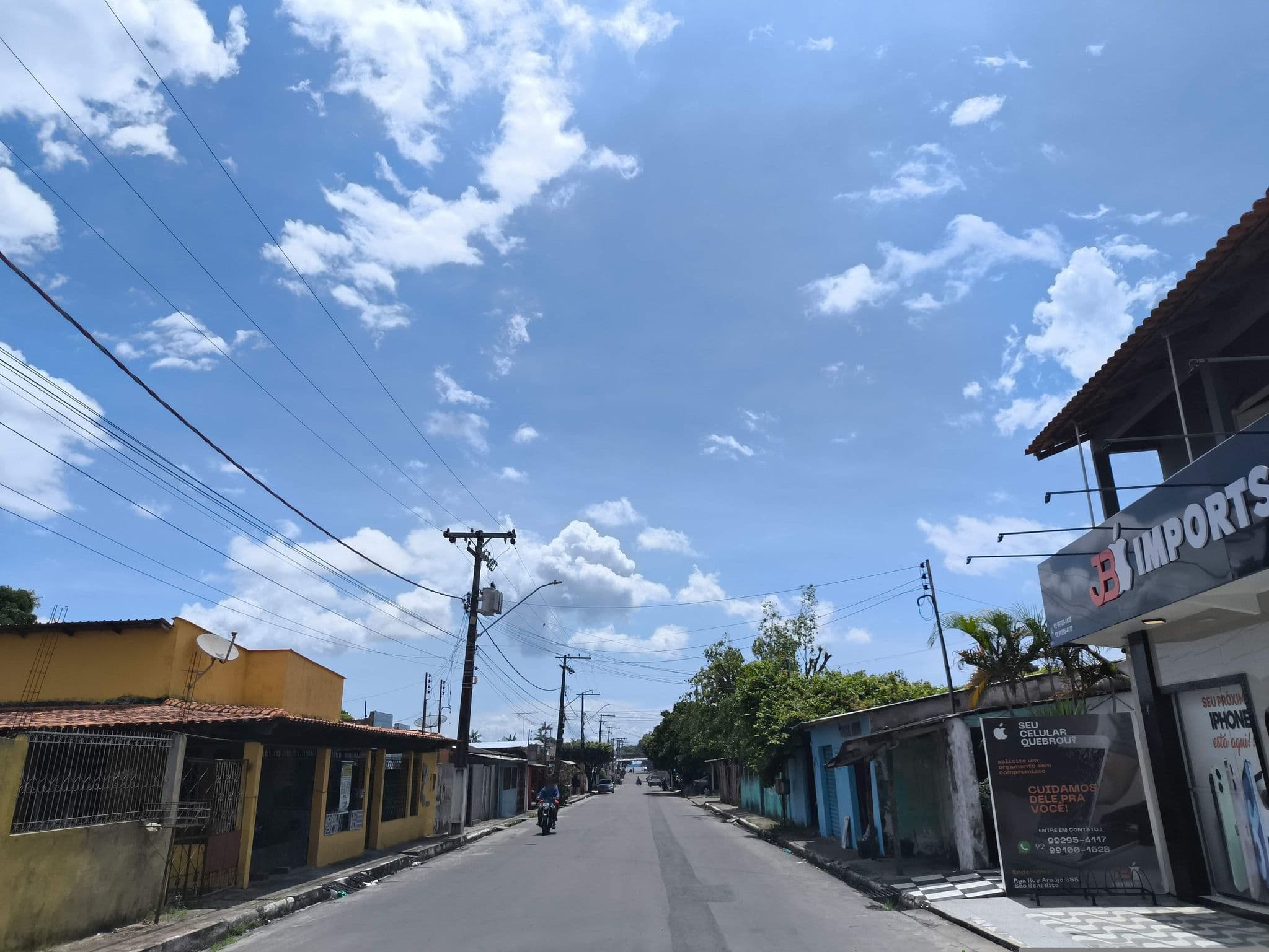 Street view near Barco Hotel do Comando Garantido, Parintins — © davyrabelo (CC BY-SA · Mapillary)