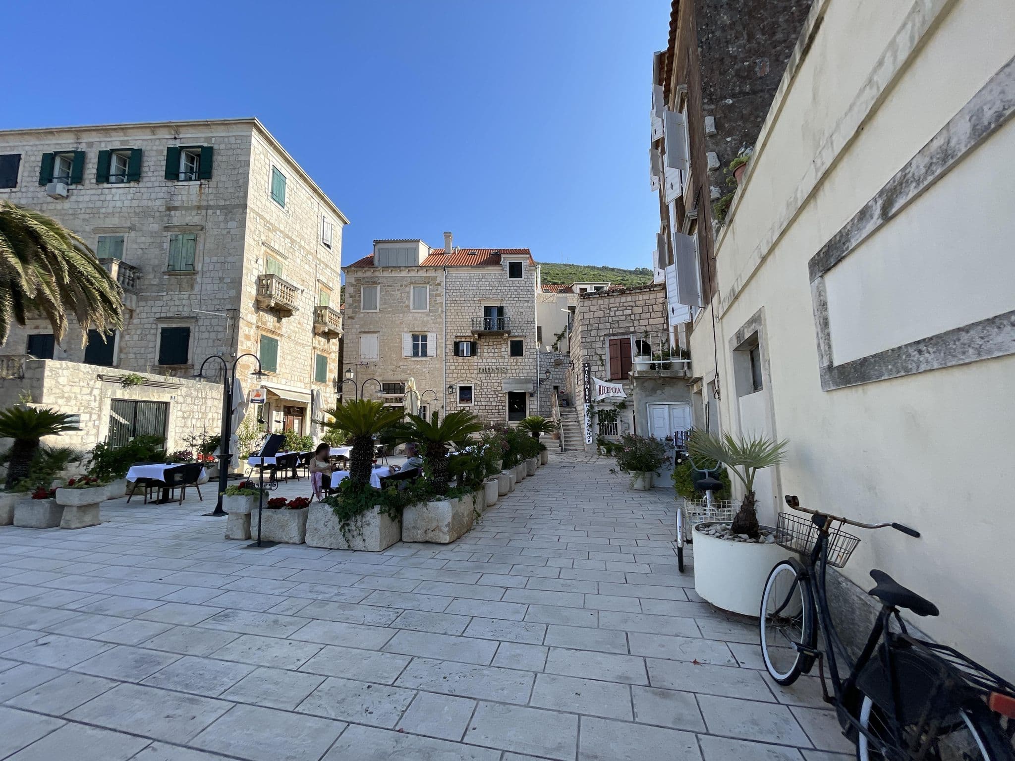 Street view near Dionis , Vis — © filipb (CC BY-SA · Mapillary)