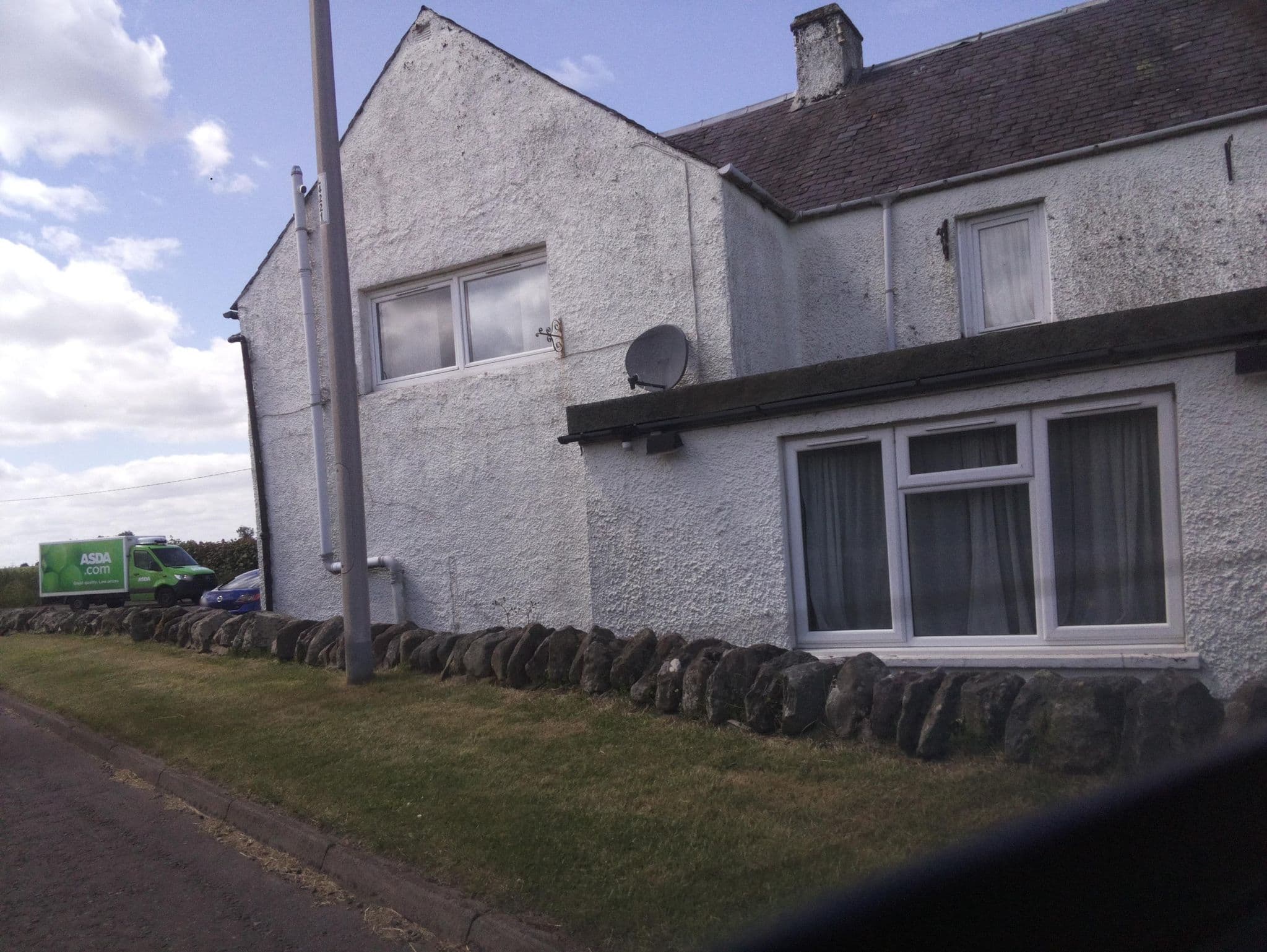Street view near Macdonald Arms Balbeggie, Scone — © southglos (CC BY-SA · Mapillary)