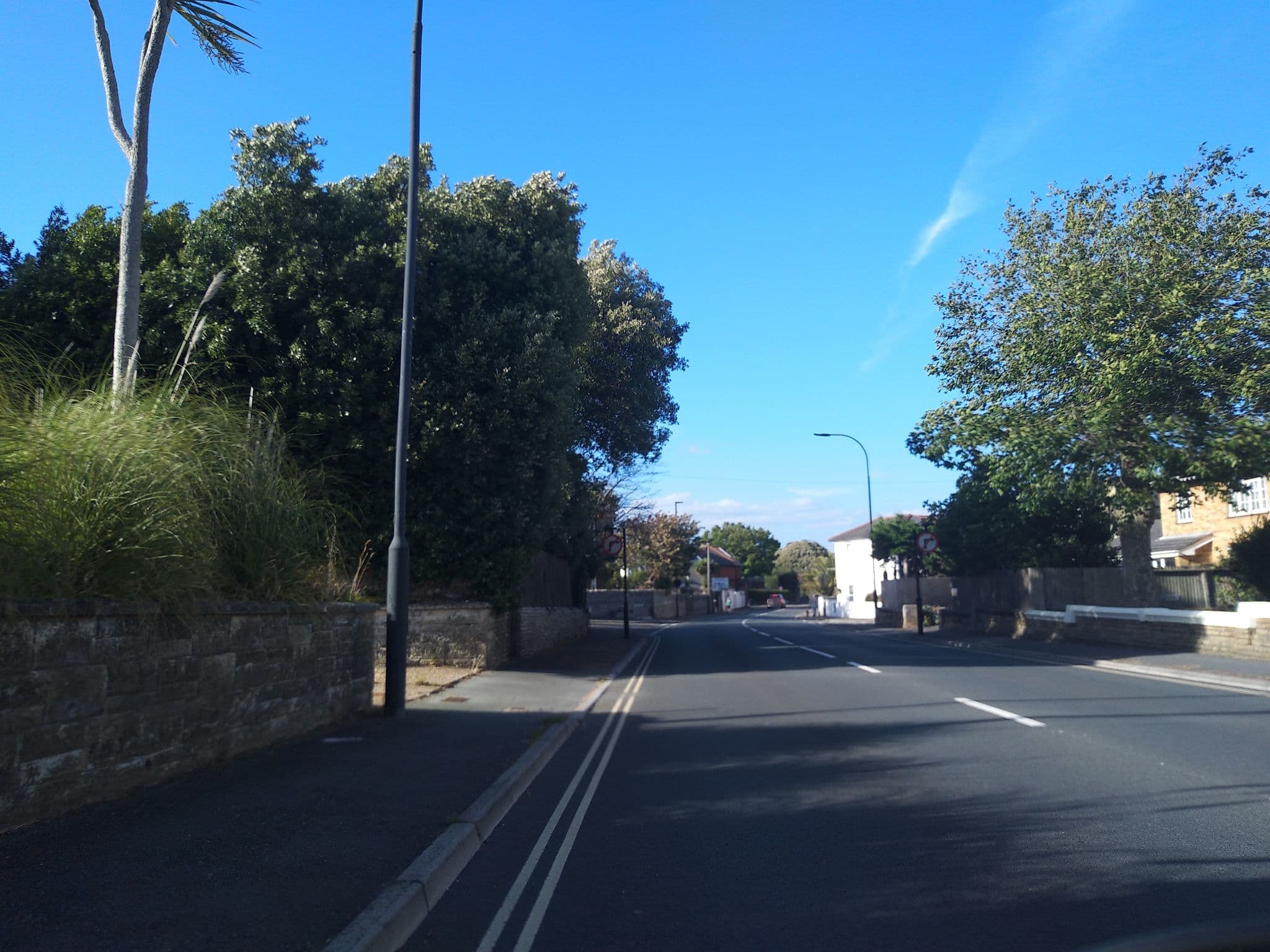 Street view near Parterre Holiday Apartments, Sandown — © cjmalone (CC BY-SA · Mapillary)