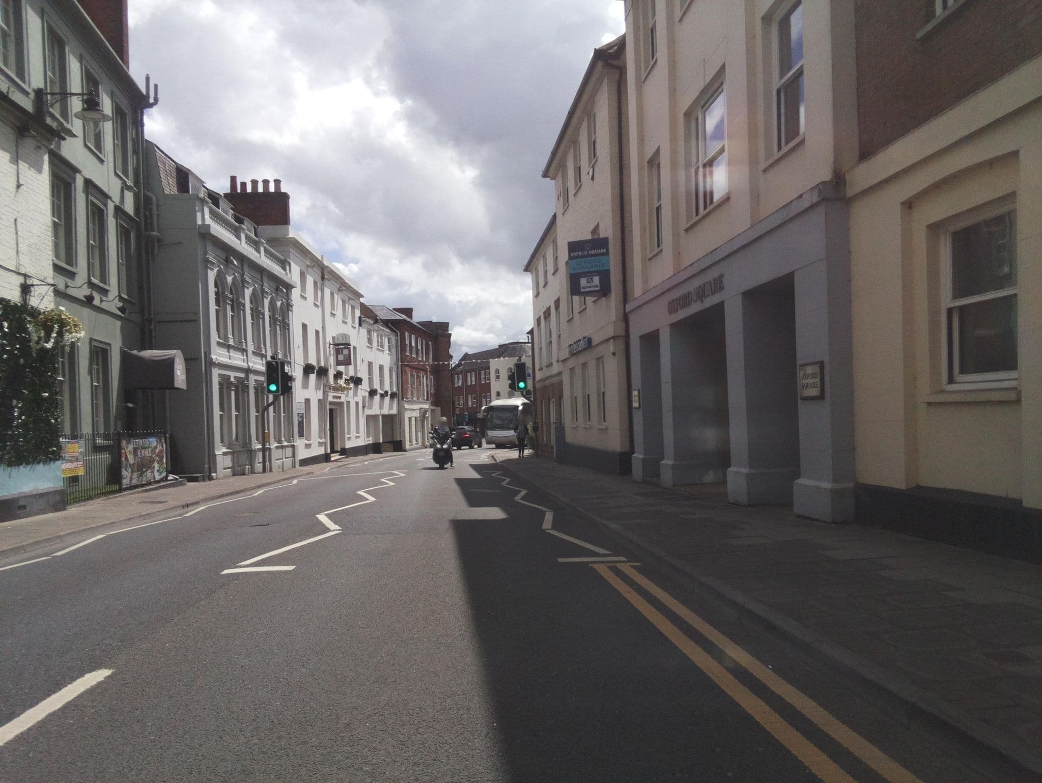 Street view near The Chequers Hotel, Newbury — © southglos (CC BY-SA · Mapillary)