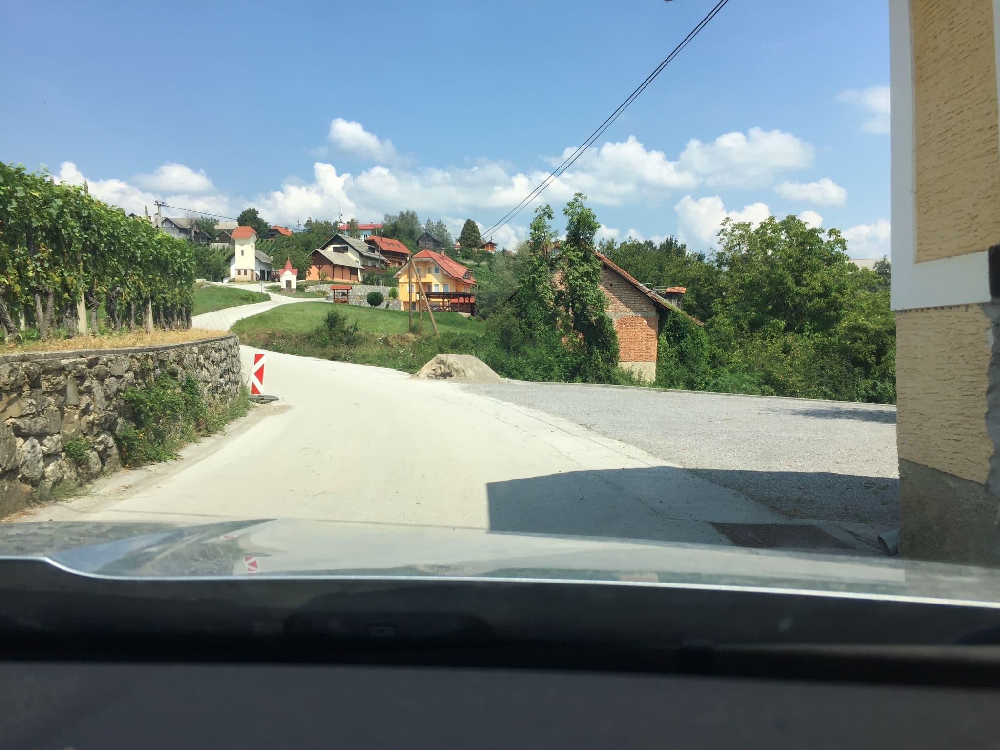 Street view near Izletniška kmetija Simonič, Ozalj — © hinxx (CC BY-SA · Mapillary)