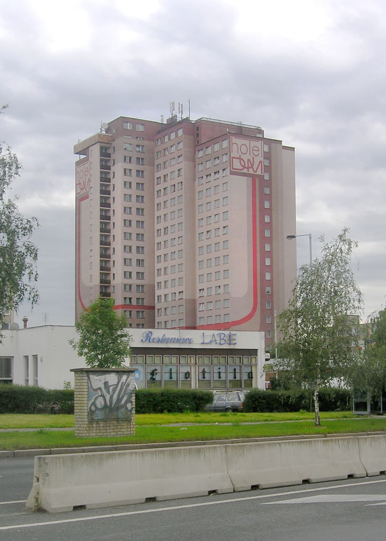 Hotel DUM (via Wikimedia Commons, CC BY-SA 2.5)