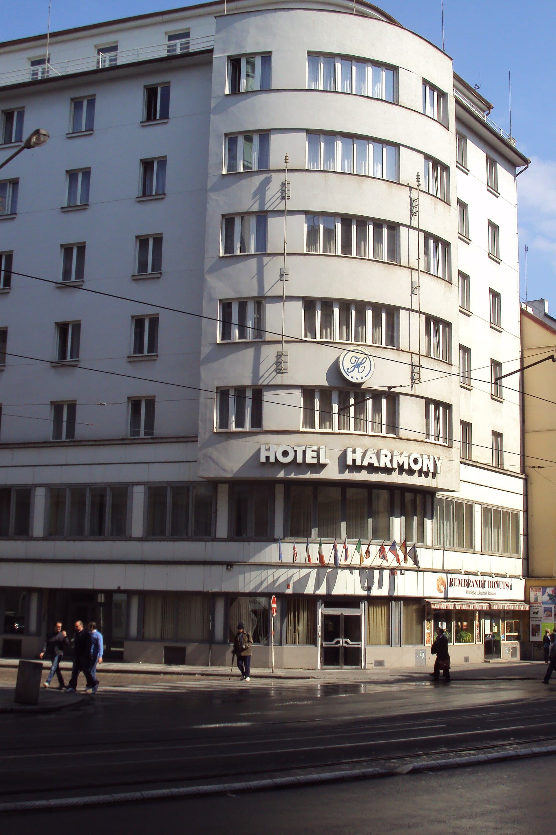 Hotel Harmony (via Wikimedia Commons, Public domain)