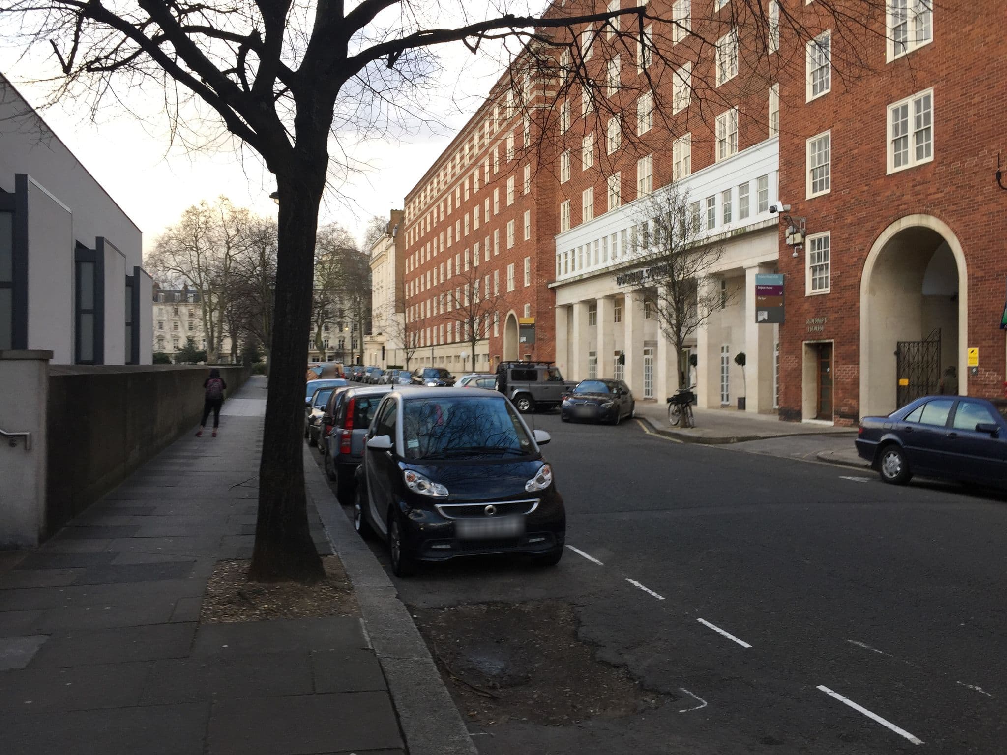 Street view near Dolphin Square Hotel, Pimlico — © tommorris (CC BY-SA · Mapillary)