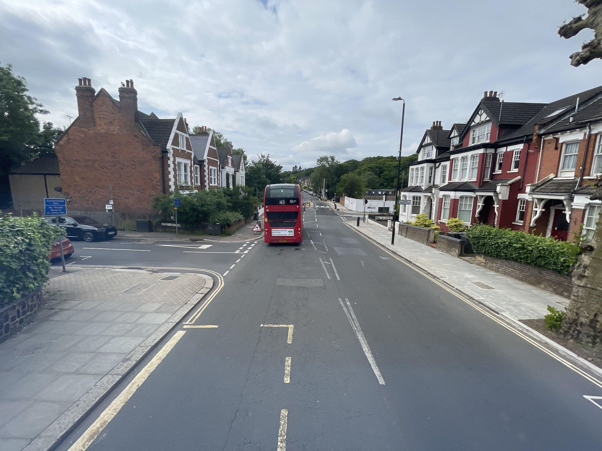 Street view near The Muswell Hill Hotel, Muswell Hill — © gness (CC BY-SA · Mapillary)