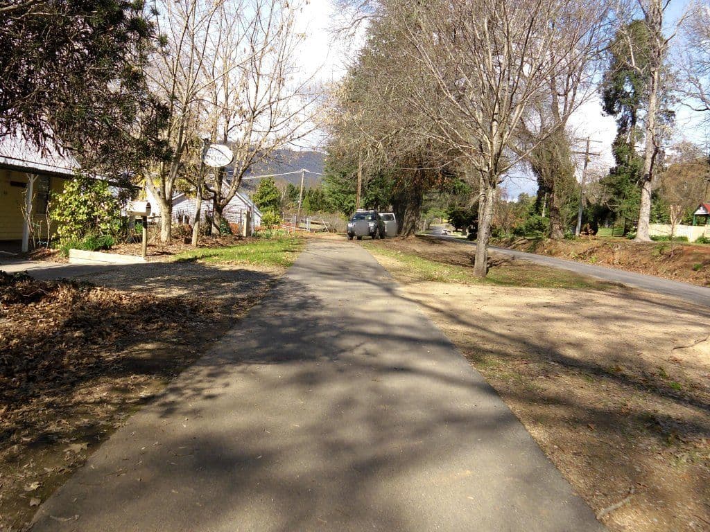 Street view near Catherine’s Cottage, Bright — © mander (CC BY-SA · Mapillary)