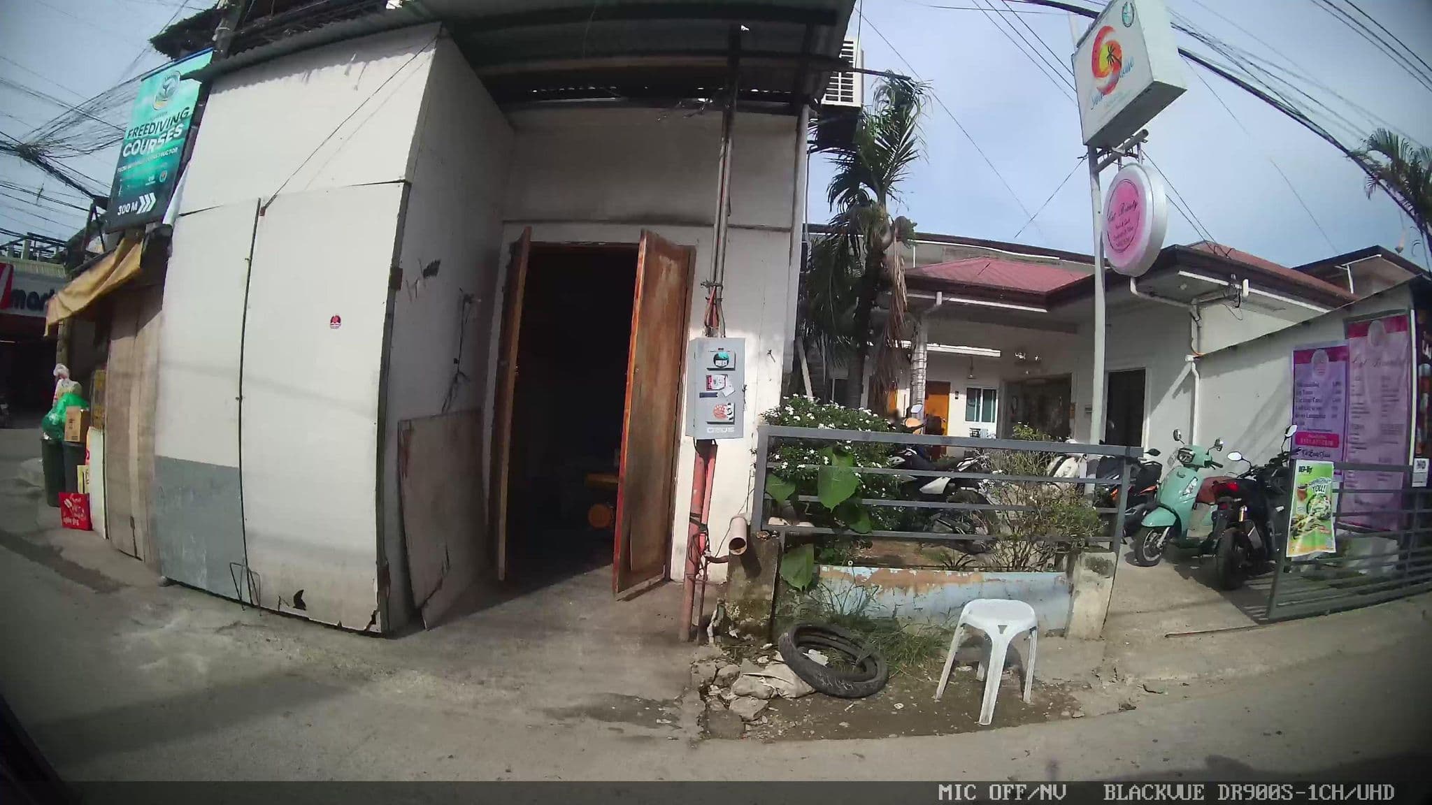 Street view near Jojo's Guest House, Basdiot — © Kaart---LEFT (CC BY-SA · Mapillary)