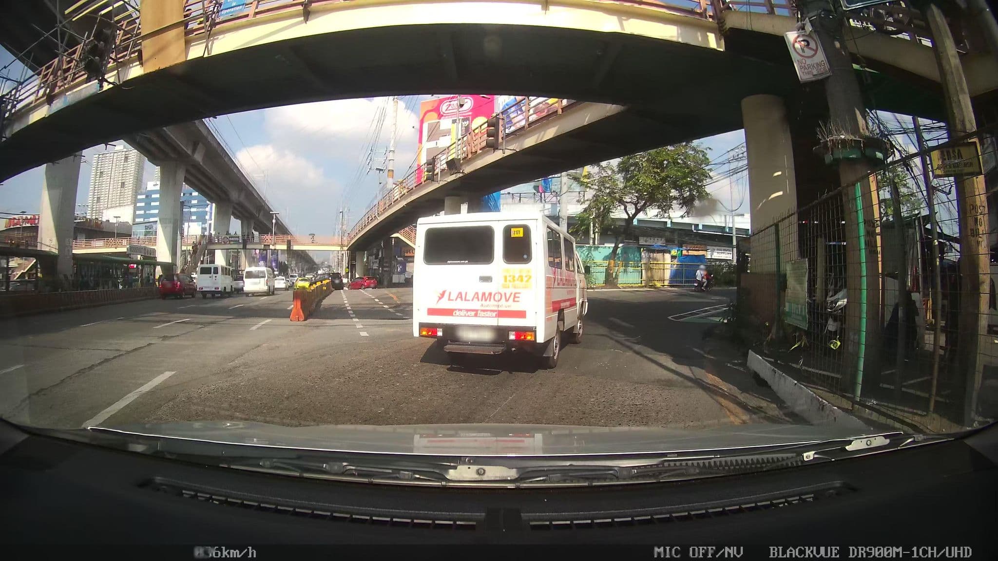 Street view near RedDoorz Plus @ EDSA Congressional, Bungad — © kaart_4 (CC BY-SA · Mapillary)