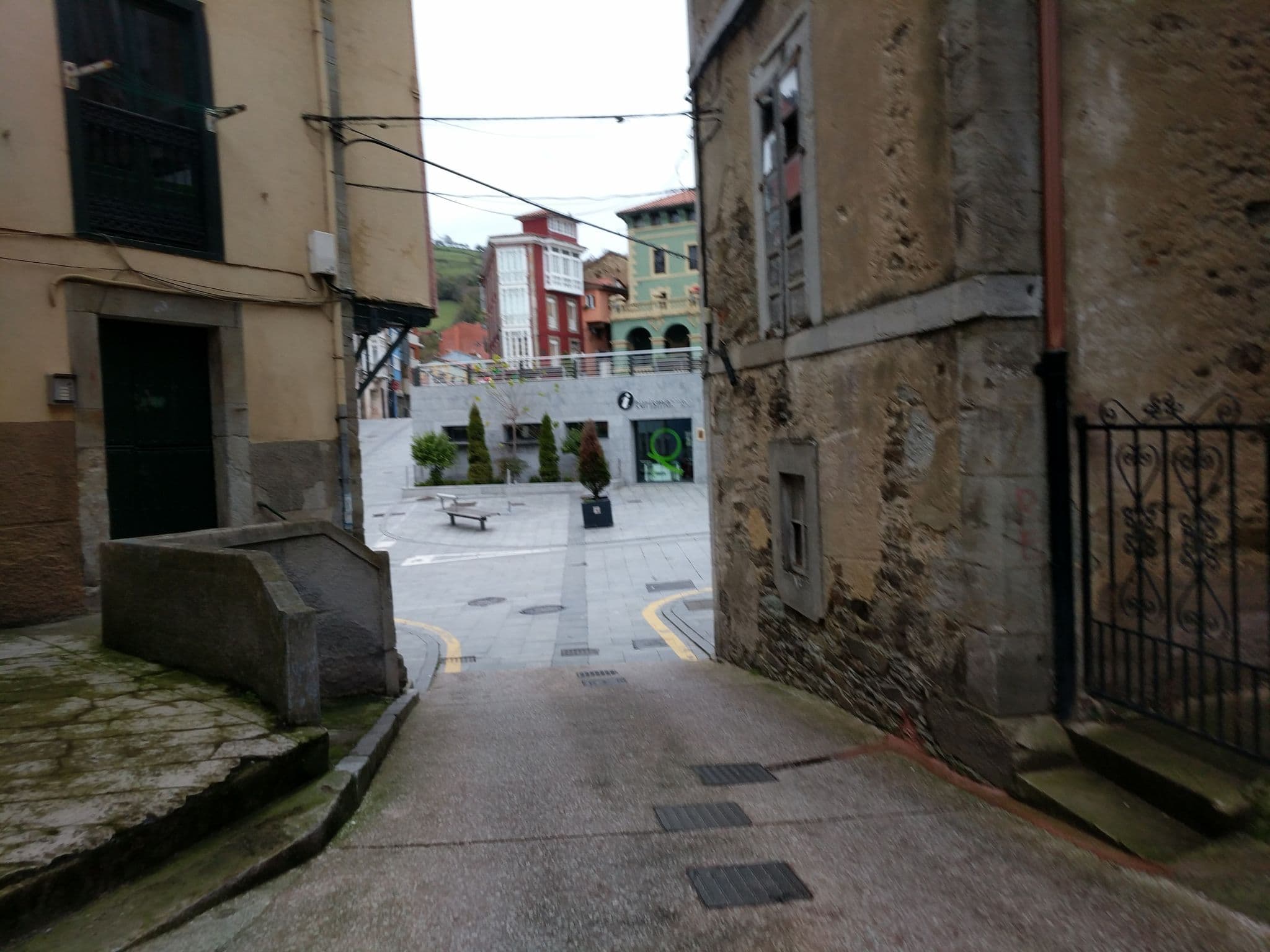 Street view near Albergue de Peregrinos Palacio de Meras, Tineo — © brunosan (CC BY-SA · Mapillary)