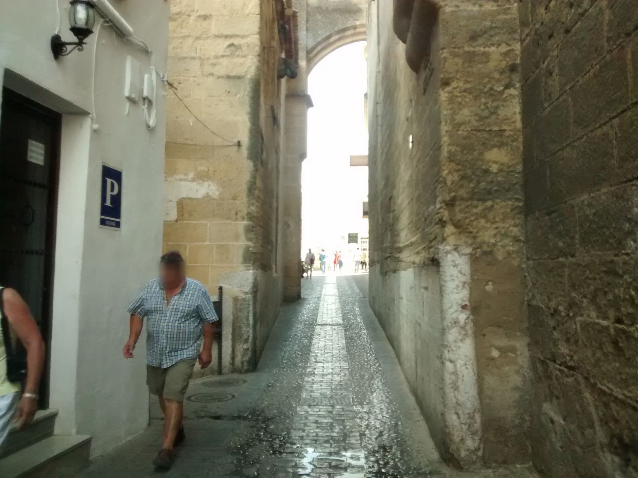 Street view near Hostal El Patio, Arcos de la Frontera — © egofer (CC BY-SA · Mapillary)