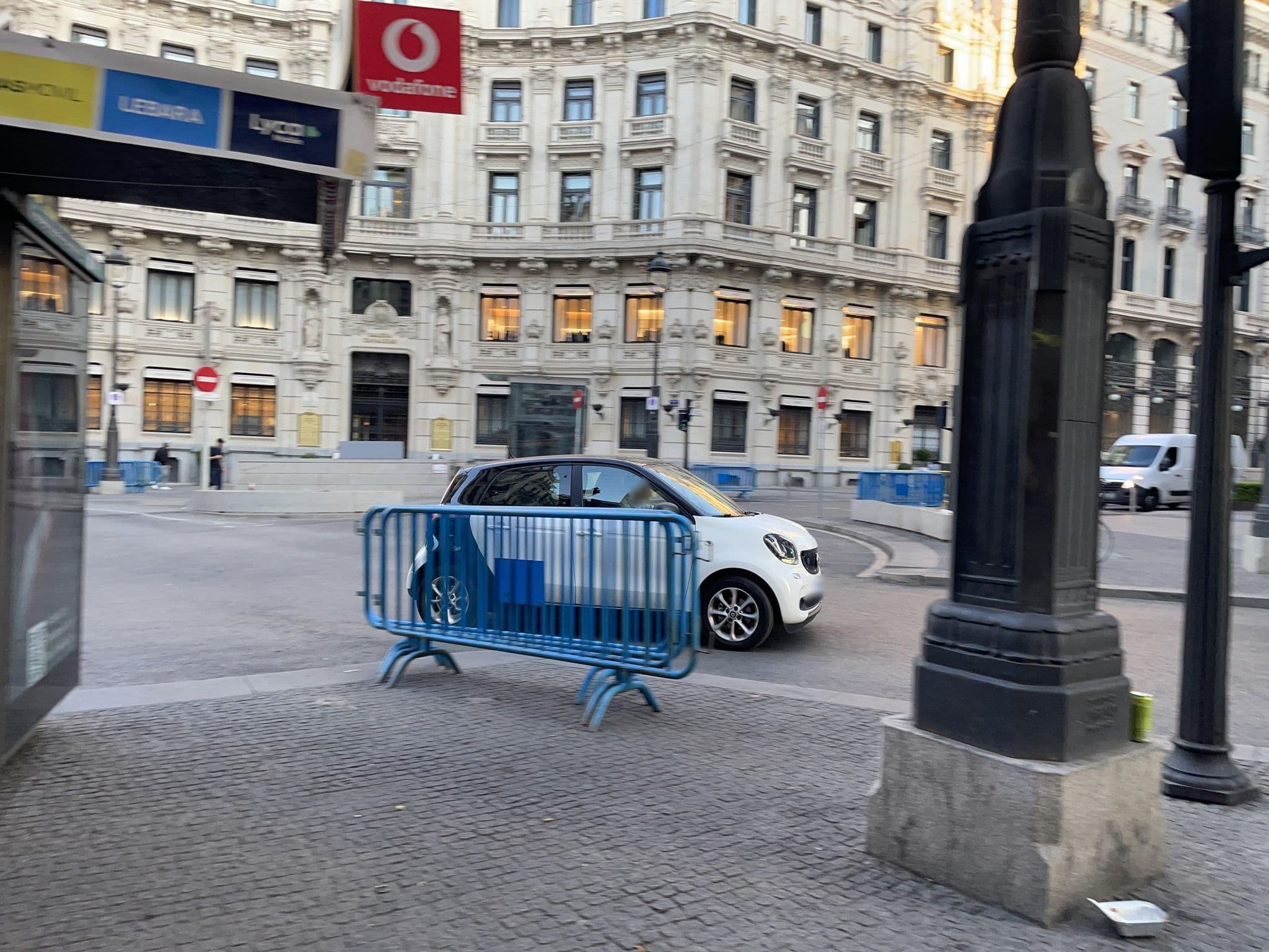 Street view near Universal, Madrid — © seraq (CC BY-SA · Mapillary)