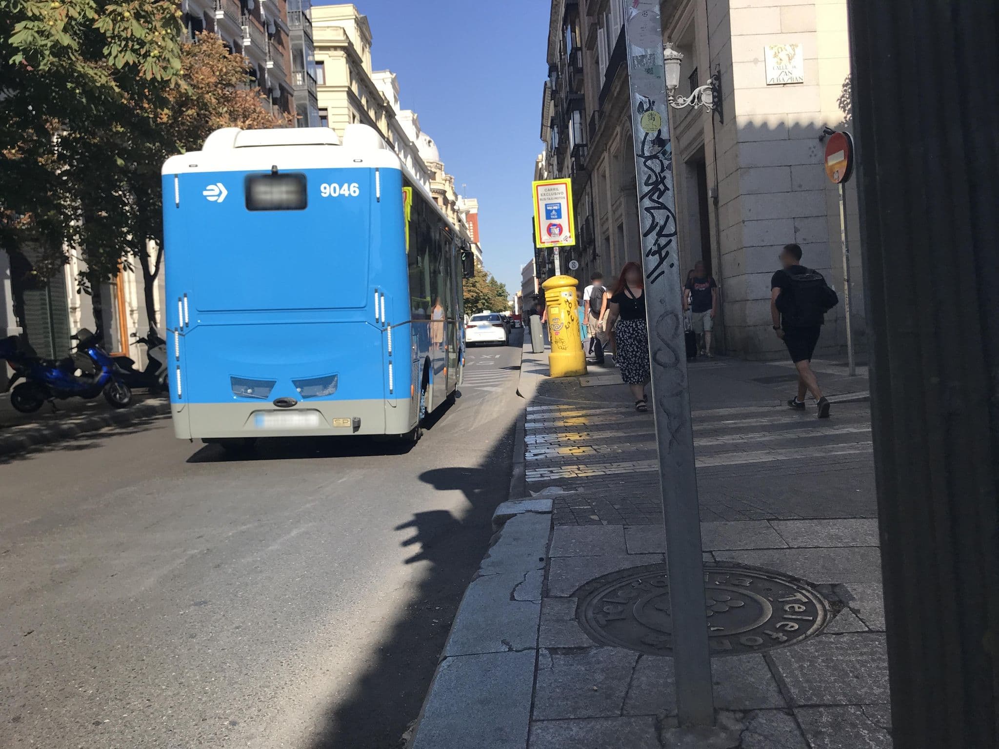 Street view near Red Room, Madrid — © miguel_andrade (CC BY-SA · Mapillary)