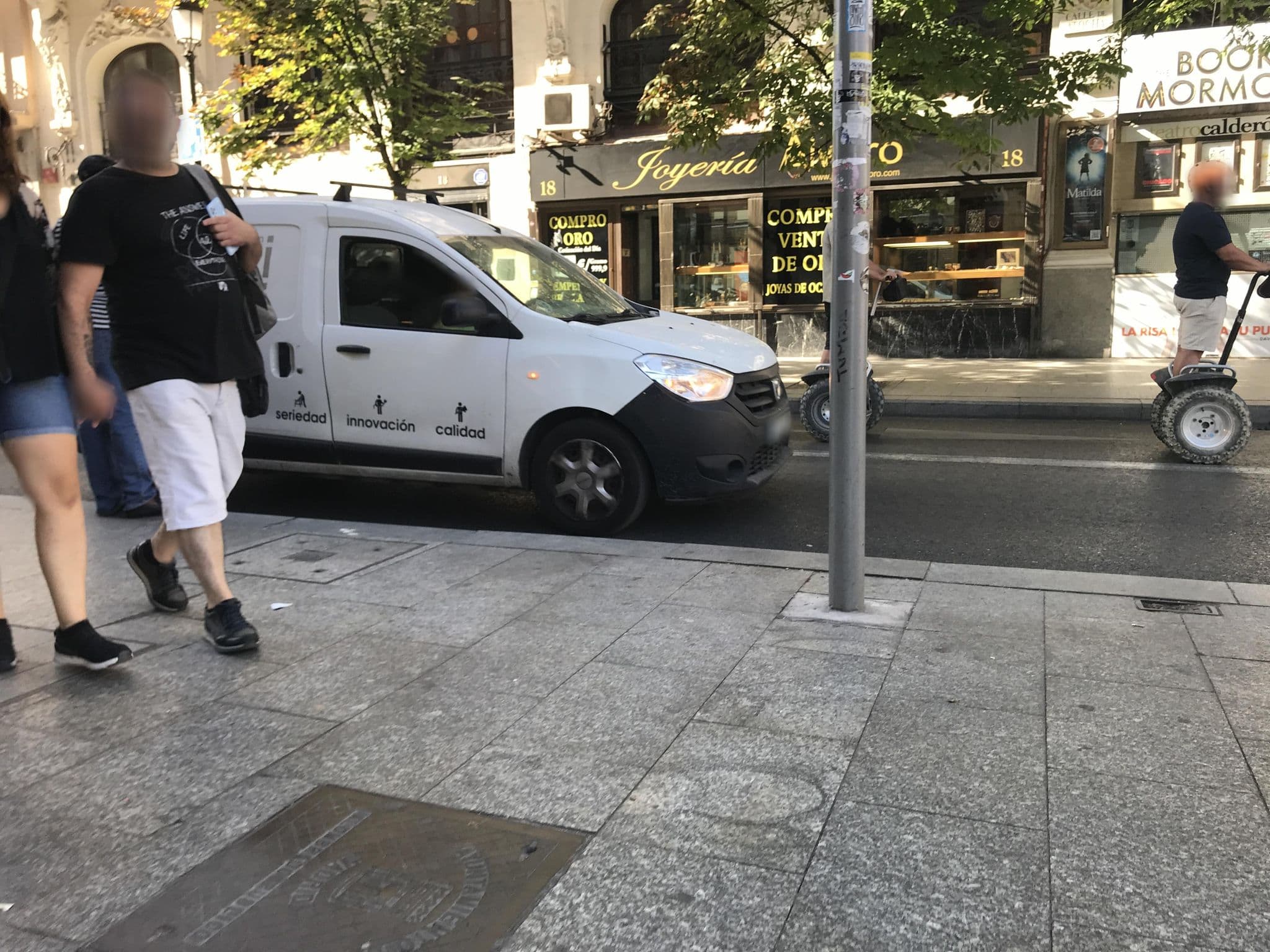 Street view near Mola Hostel, Madrid — © miguel_andrade (CC BY-SA · Mapillary)