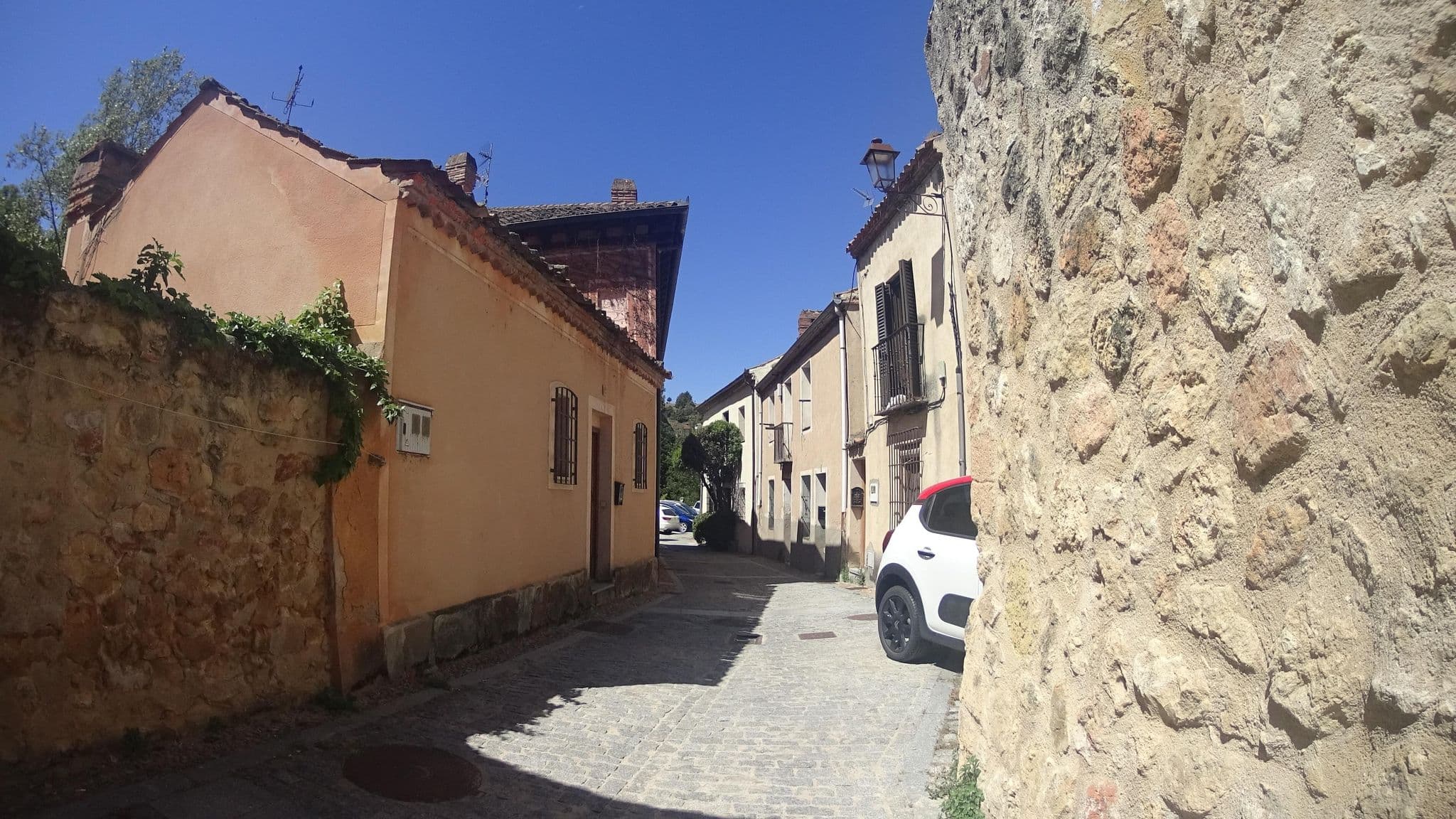 Street view near CasaVillena, Segovia — © robertogeb (CC BY-SA · Mapillary)