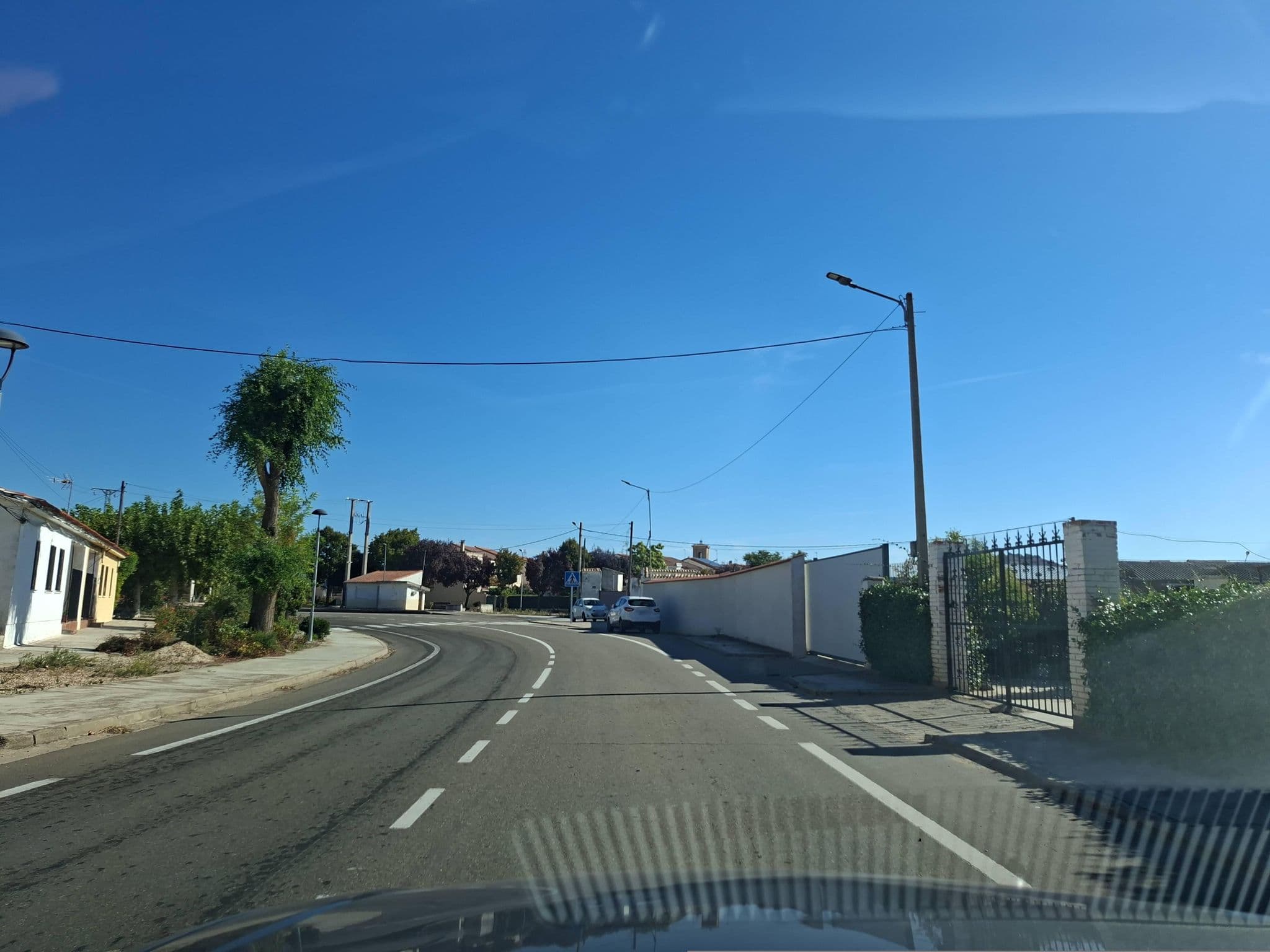 Street view near La Cantamora Hotel Rural Pesquera de Duero, Peñafiel — © MarinoBM (CC BY-SA · Mapillary)