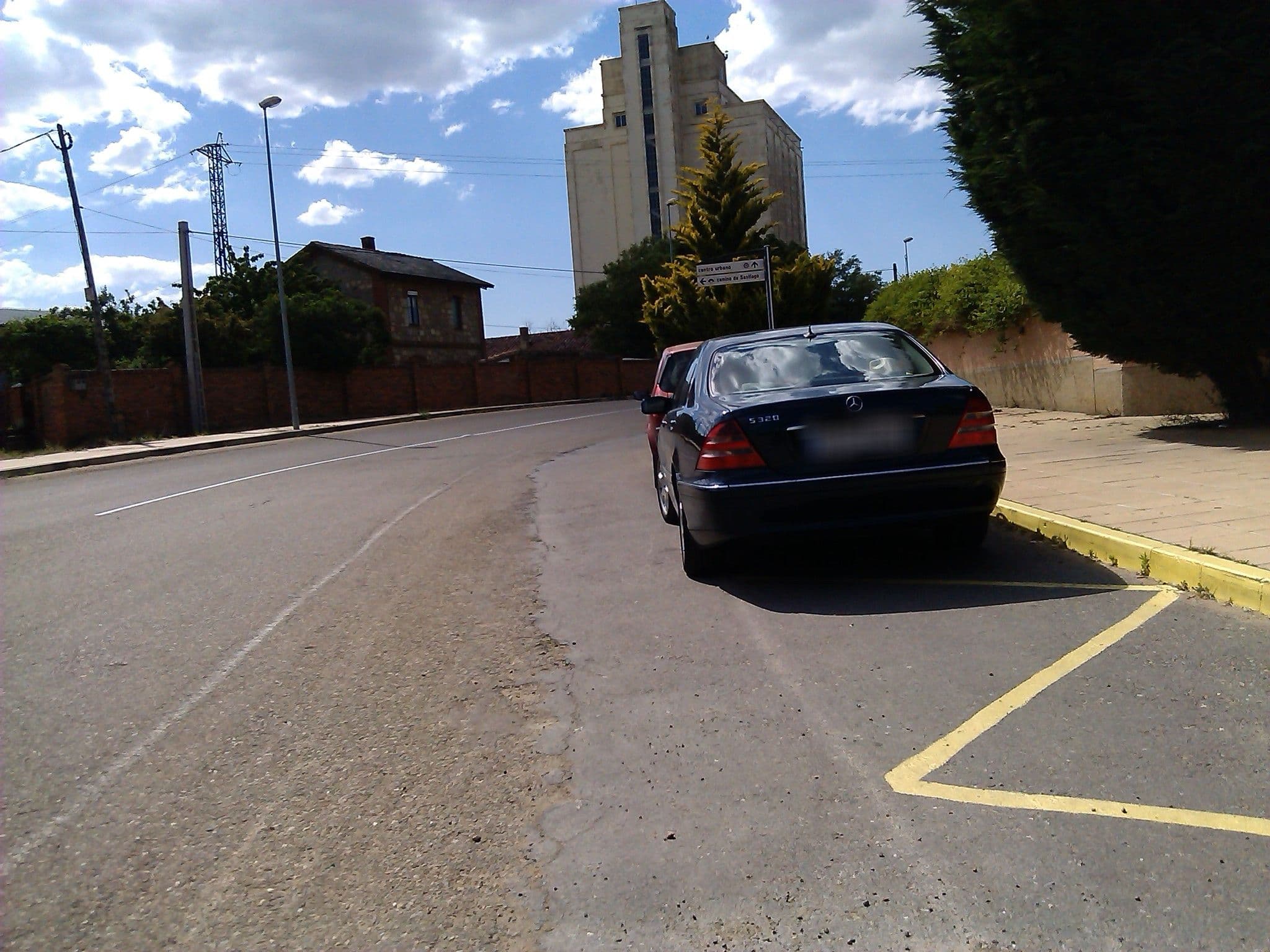Street view near Hotel Puerta De Sahagun, Sahagún — © changchun1 (CC BY-SA · Mapillary)
