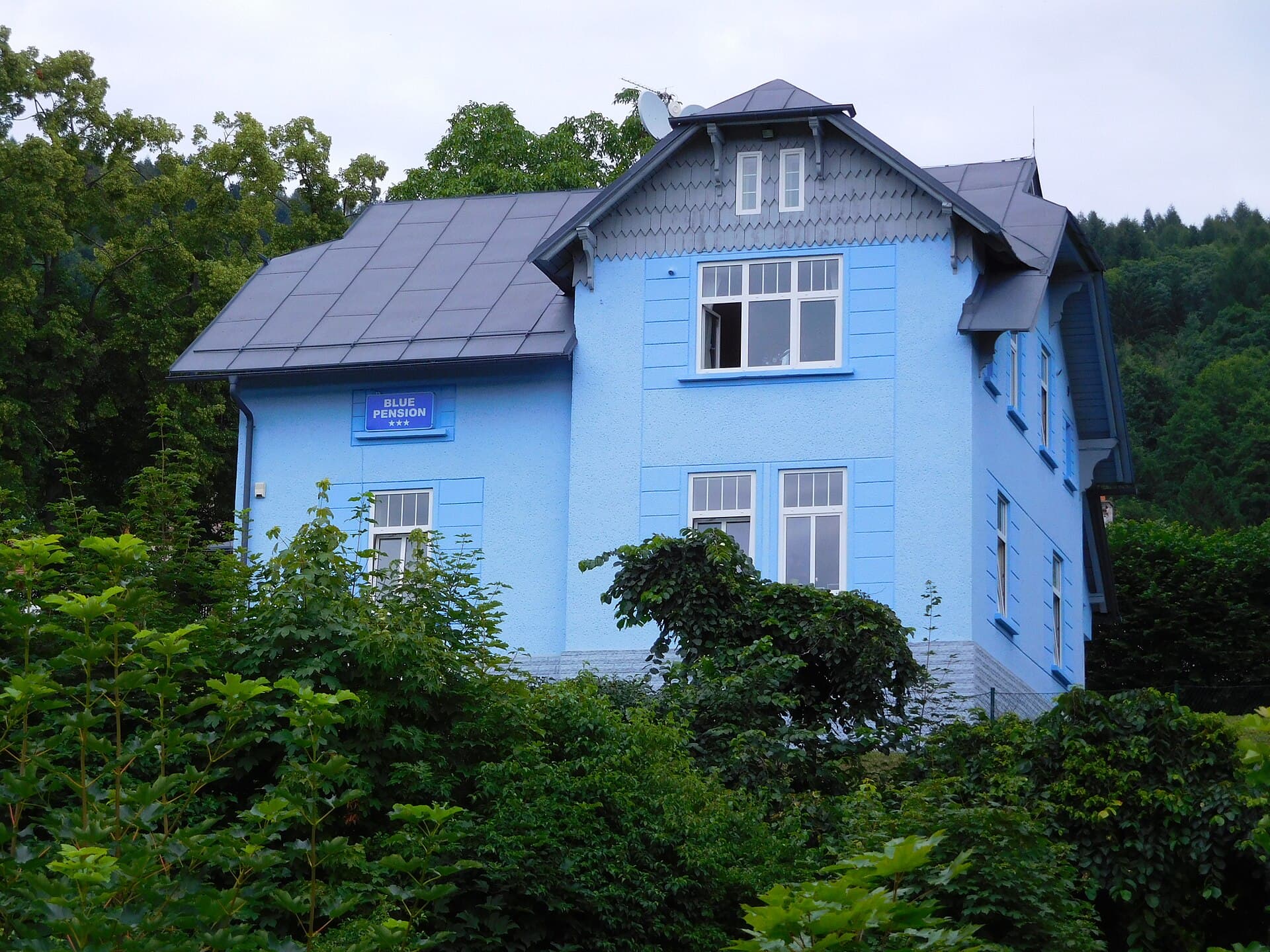 Blue Pension Villa (via Wikimedia Commons, CC BY-SA 3.0)