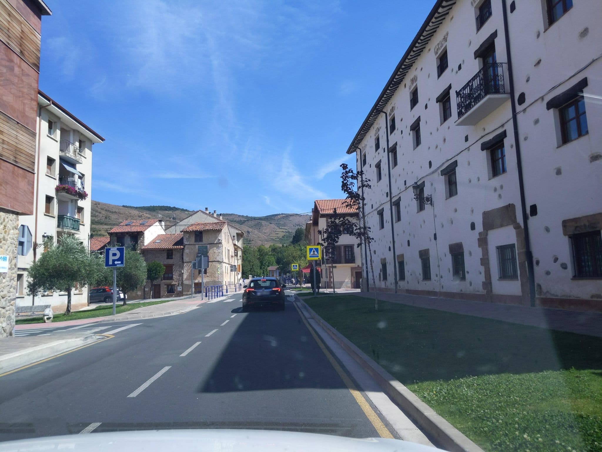 Street view near Los Rincones Del Vino, Ezcaray — © rubencarbonero (CC BY-SA · Mapillary)