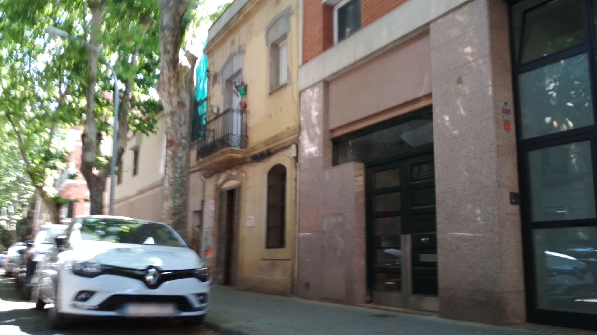Street view near Khan House, Sants — © toniserra (CC BY-SA · Mapillary)
