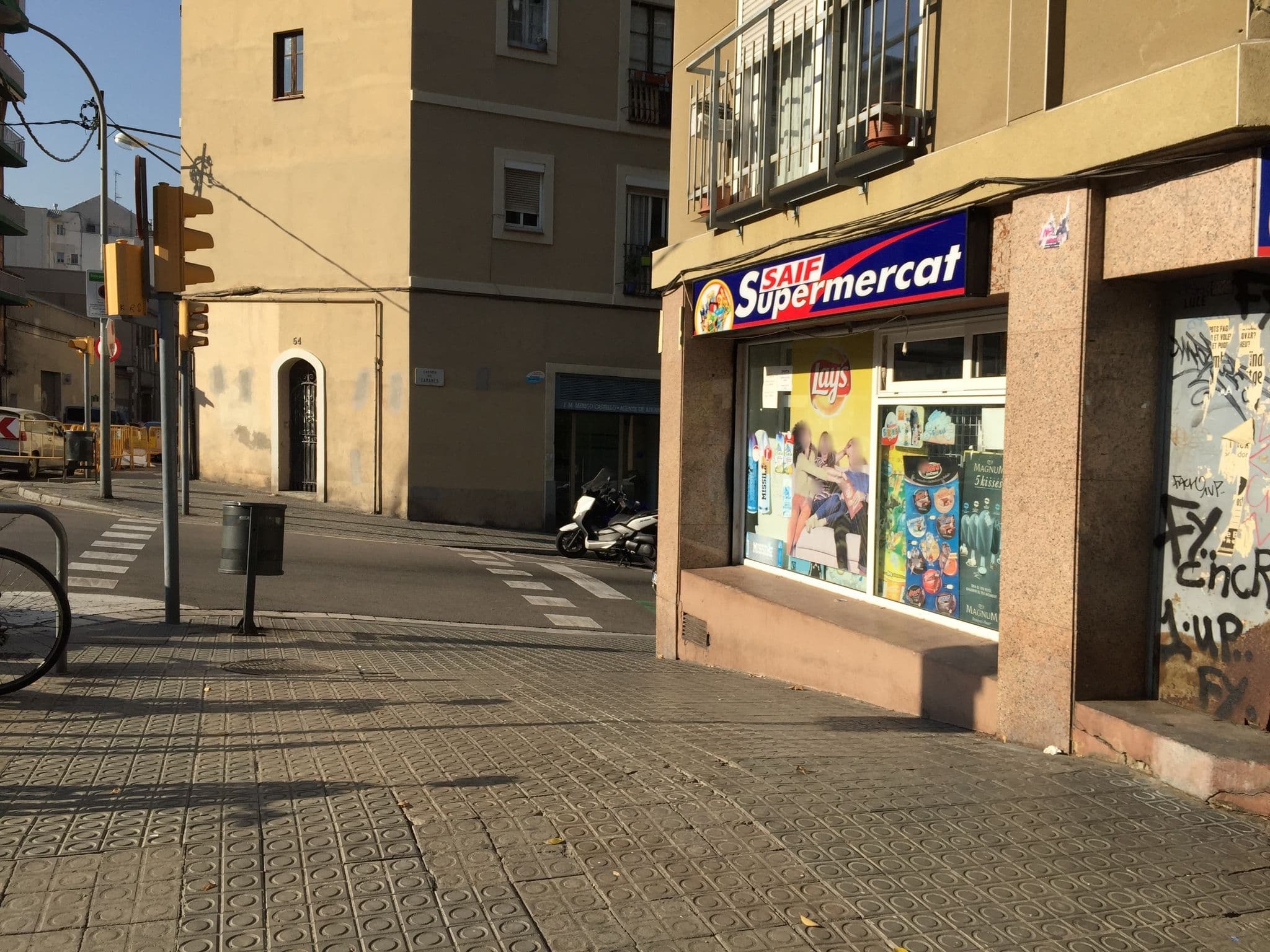 Street view near Galaxy Star Hostel Barcelona, Poble Sec — © richlv (CC BY-SA · Mapillary)