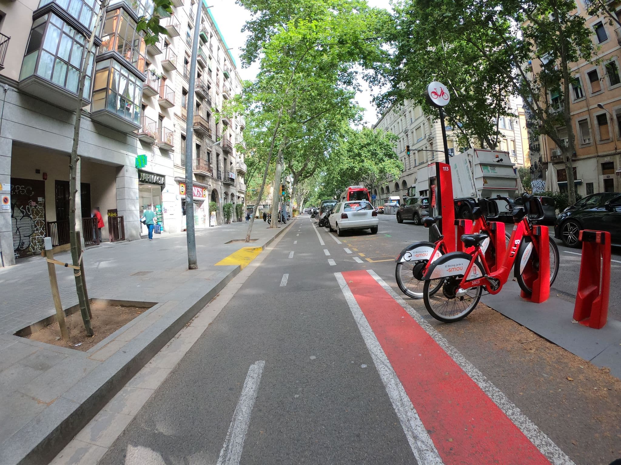 Street view near Hostal Paraiso, Poble Sec — © rubencarbonero (CC BY-SA · Mapillary)