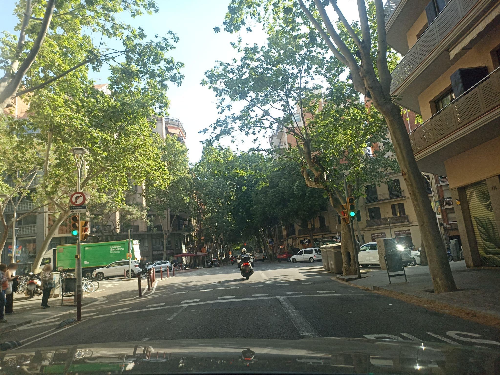 Street view near Eric Vökel Industria Suites, el Baix Guinardó — © toniserra (CC BY-SA · Mapillary)